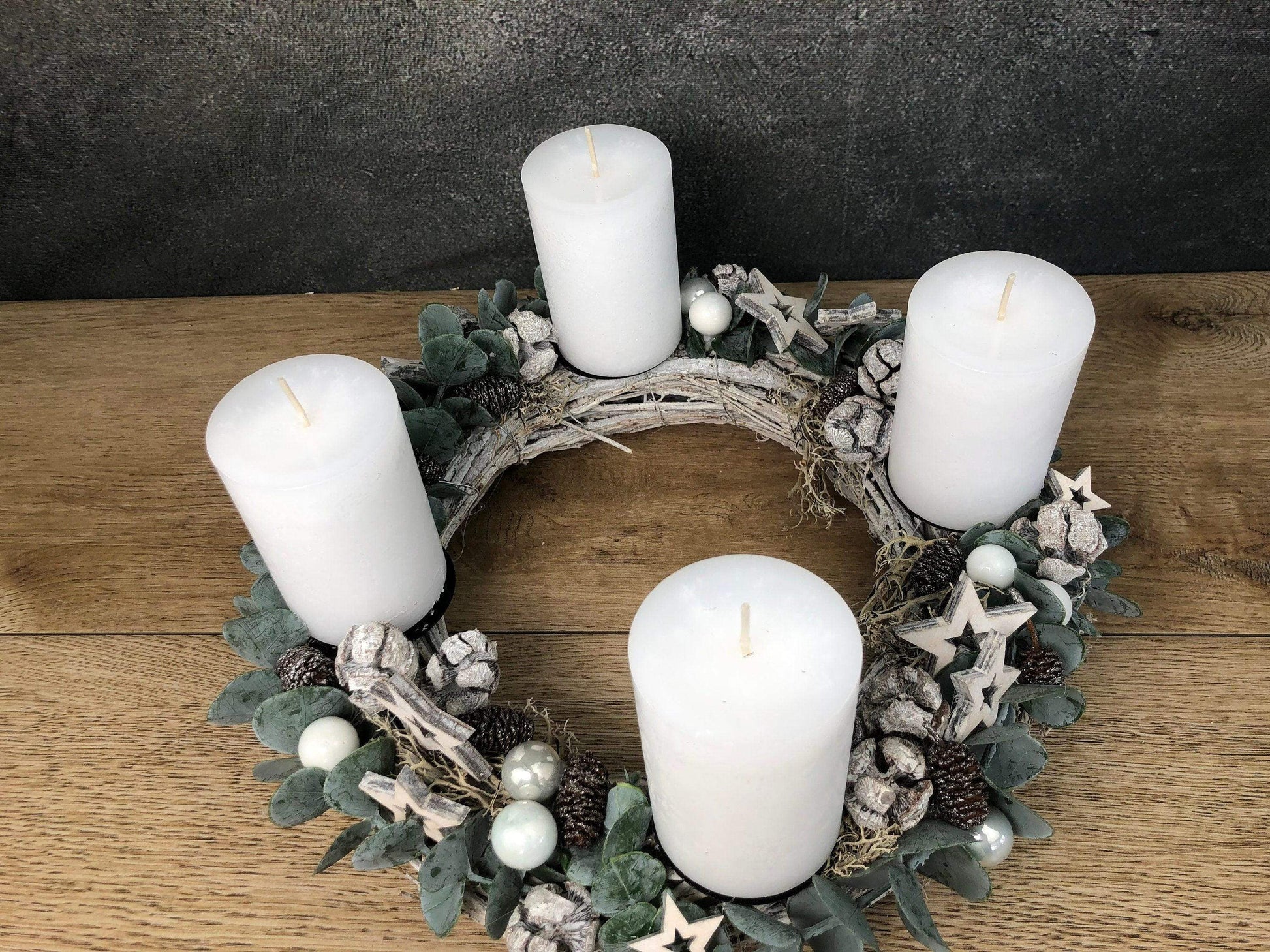 Adventskranz Adventskalender Eukalyptus Künstlich Grau Weiß Stern – handgemacht aus Seiden- und Kunstblumen, langlebig & pflegeleicht von SarahsFlowerStudio