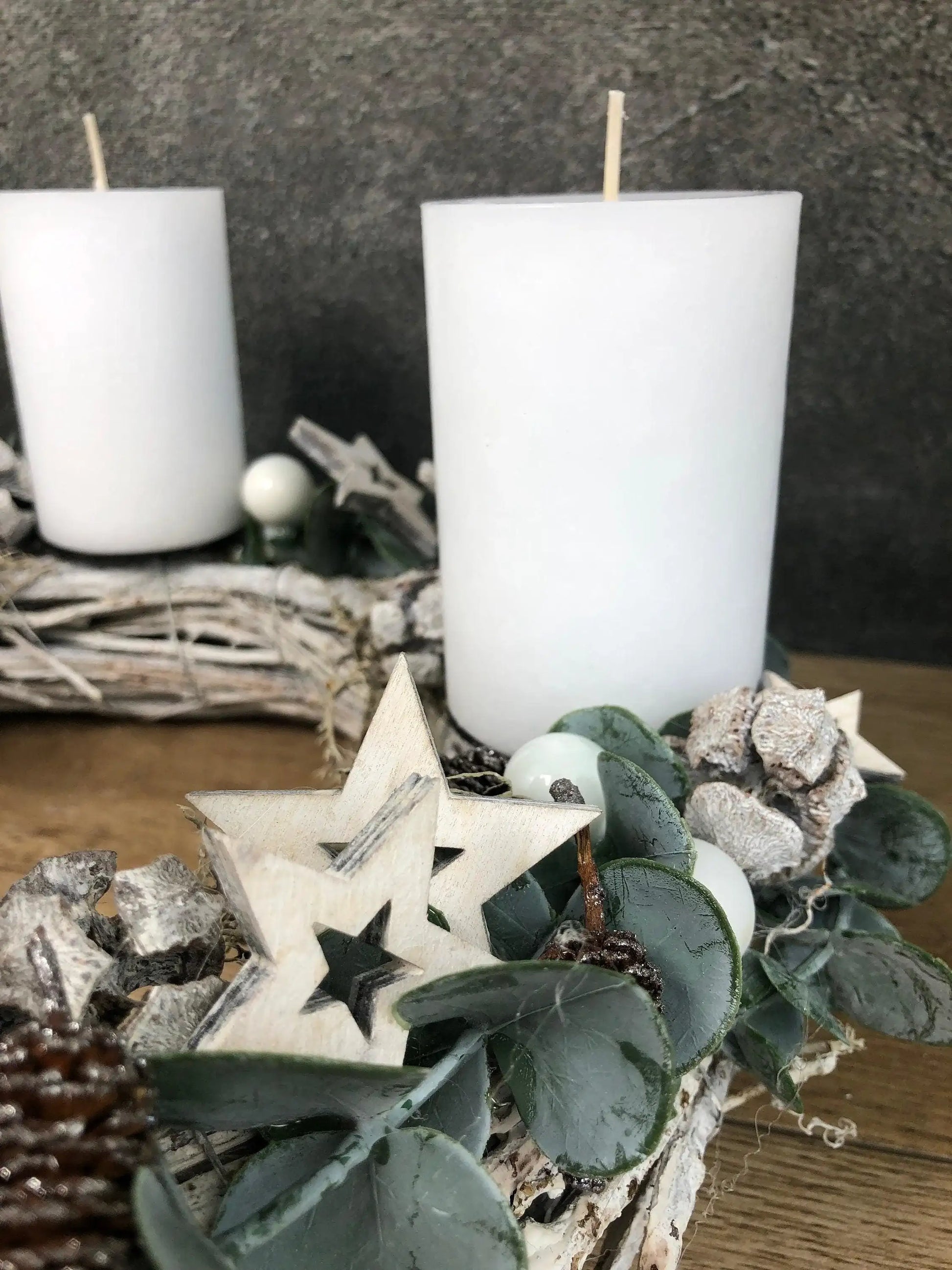 Adventskranz Adventskalender Eukalyptus Künstlich Grau Weiß Stern – handgemacht aus Seiden- und Kunstblumen, langlebig & pflegeleicht von SarahsFlowerStudio