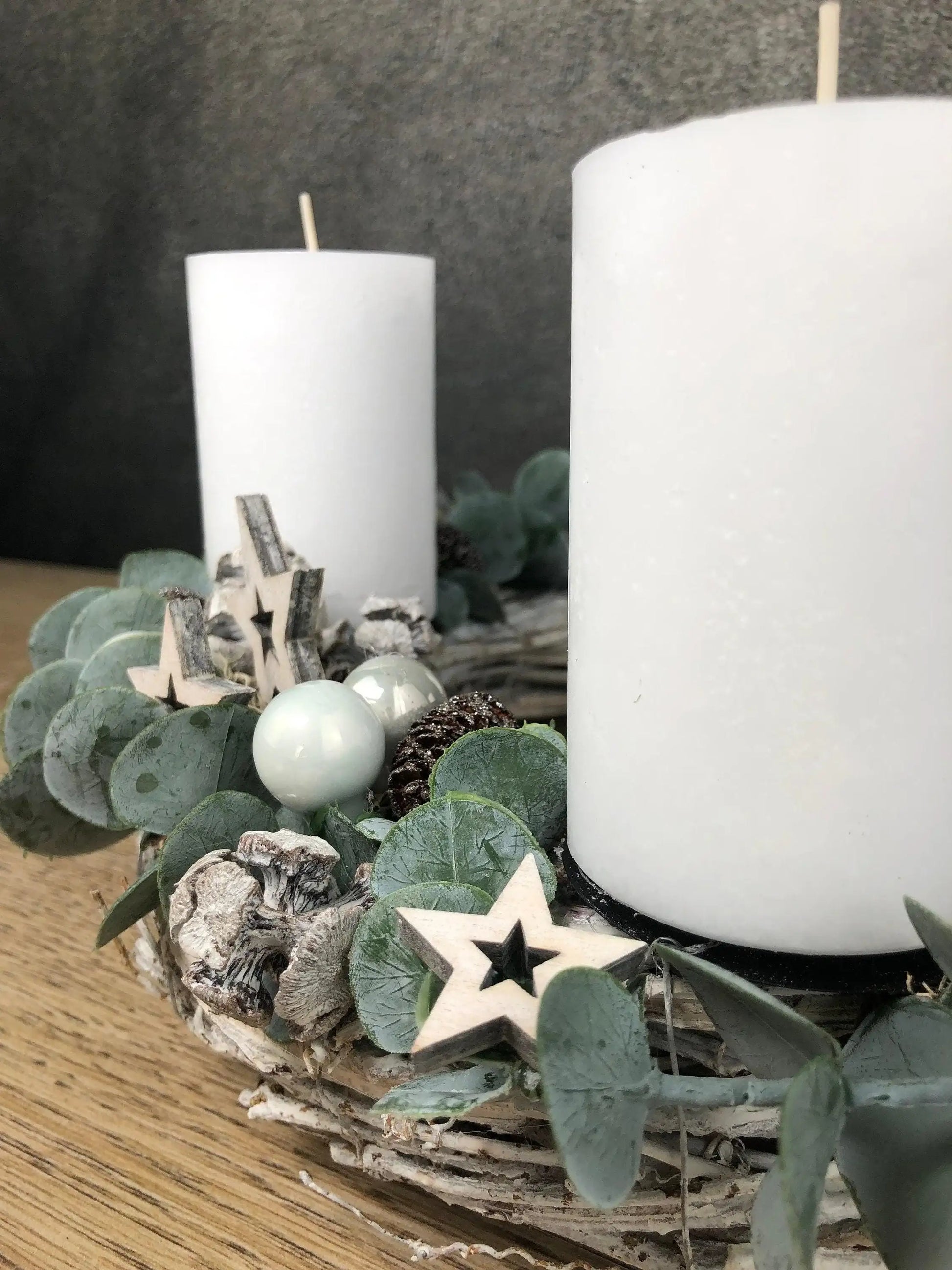 Adventskranz Adventskalender Eukalyptus Künstlich Grau Weiß Stern – handgemacht aus Seiden- und Kunstblumen, langlebig & pflegeleicht von SarahsFlowerStudio