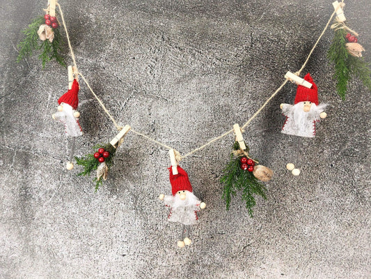 Wichtel Fensterdeko Wäscheleine Wäscheklammer Fensterschmuck Türkranz Thuja Natur natürlich weihnachtlich Weihnachten – handgemacht aus Seiden- und Kunstblumen, langlebig & pflegeleicht von SarahsFlowerStudio