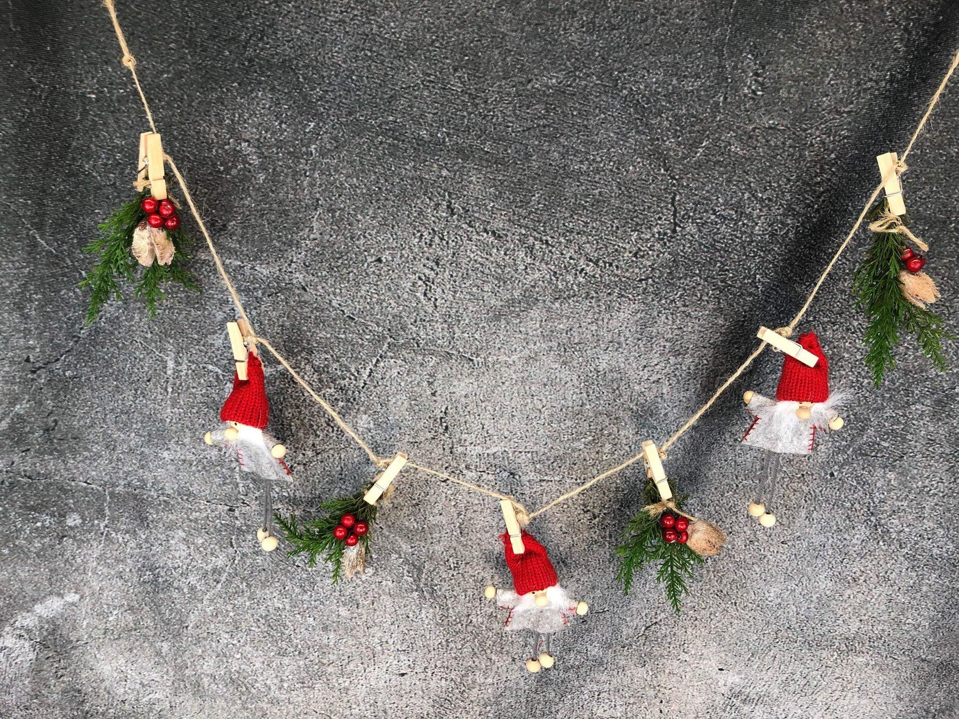 Wichtel Fensterdeko Wäscheleine Wäscheklammer Fensterschmuck Türkranz Thuja Natur natürlich weihnachtlich Weihnachten – handgemacht aus Seiden- und Kunstblumen, langlebig & pflegeleicht von SarahsFlowerStudio
