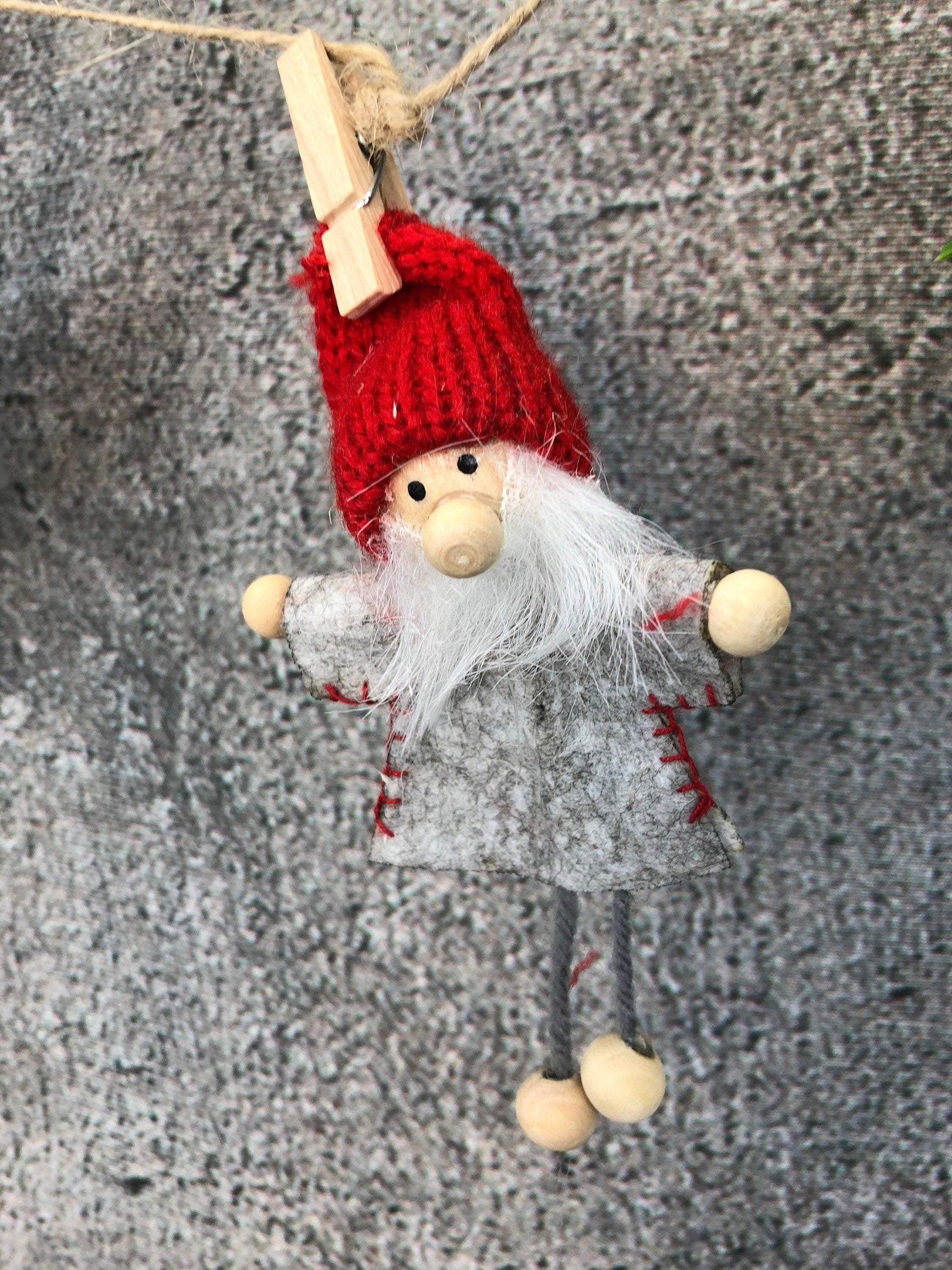 Wichtel Fensterdeko Wäscheleine Wäscheklammer Fensterschmuck Türkranz Thuja Natur natürlich weihnachtlich Weihnachten – handgemacht aus Seiden- und Kunstblumen, langlebig & pflegeleicht von SarahsFlowerStudio
