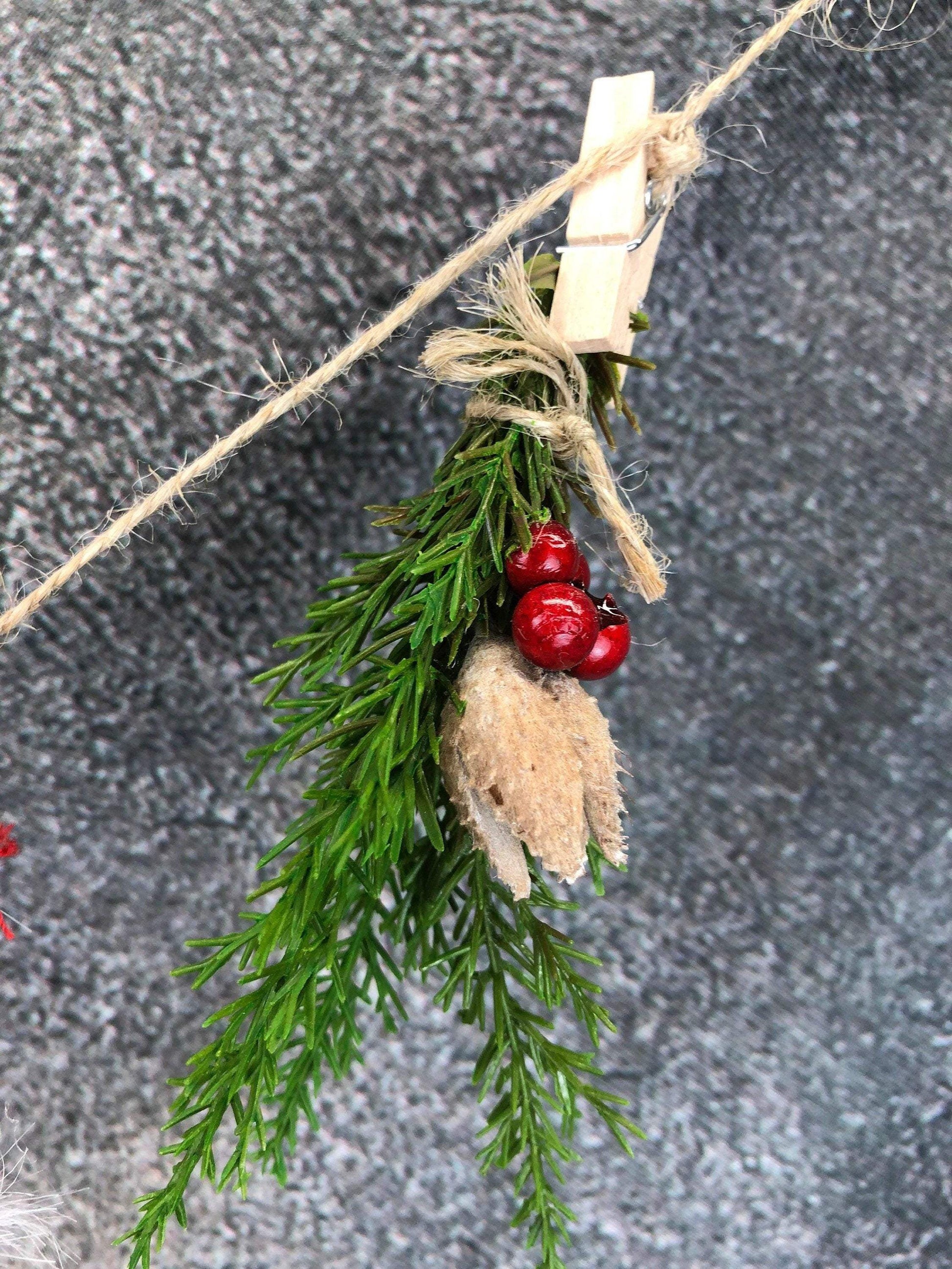 Wichtel Fensterdeko Wäscheleine Wäscheklammer Fensterschmuck Türkranz Thuja Natur natürlich weihnachtlich Weihnachten – handgemacht aus Seiden- und Kunstblumen, langlebig & pflegeleicht von SarahsFlowerStudio