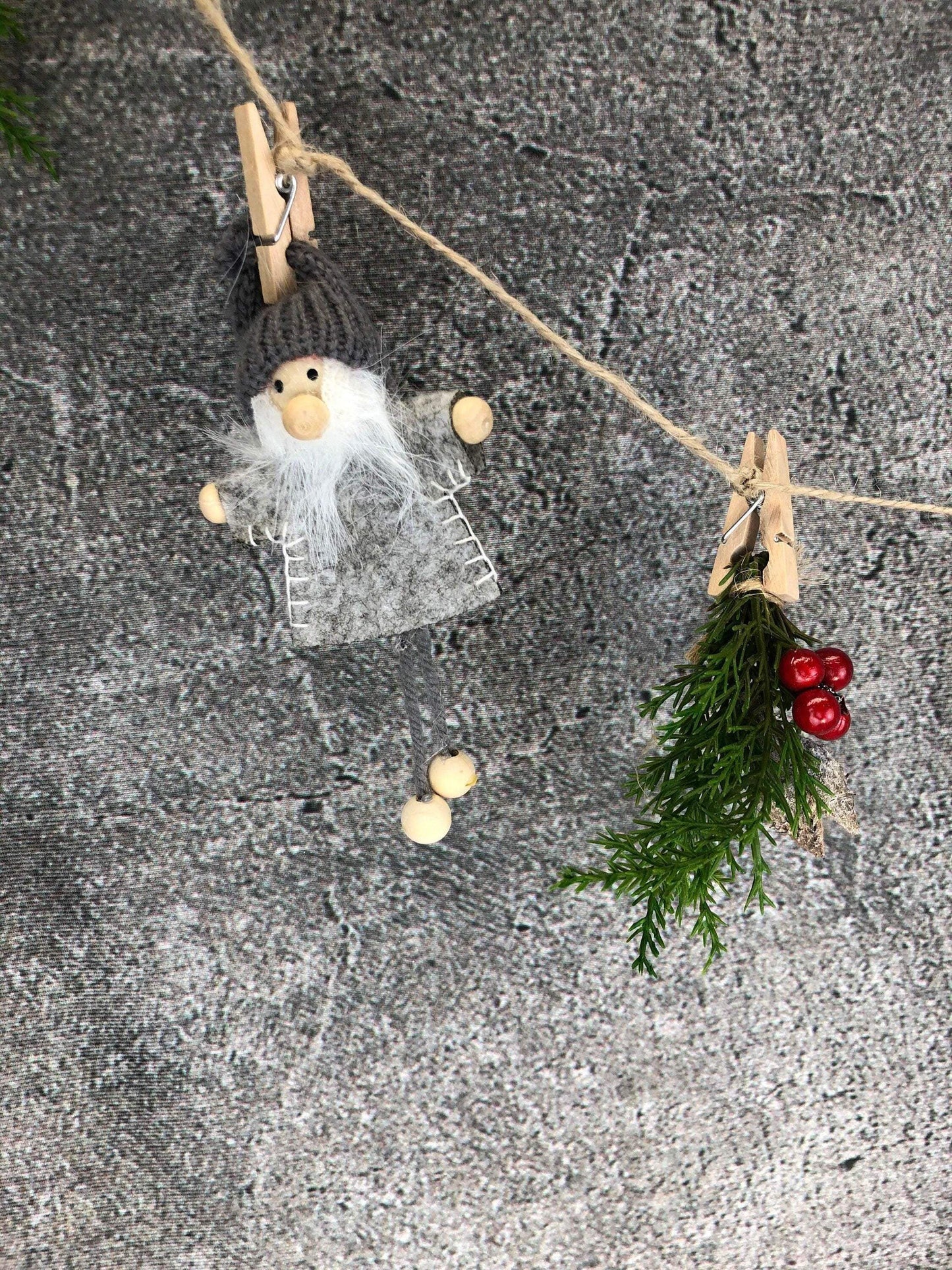 Wichtel Fensterdeko Wäscheleine Wäscheklammer Fensterschmuck Türkranz Thuja Natur natürlich weihnachtlich Weihnachten – handgemacht aus Seiden- und Kunstblumen, langlebig & pflegeleicht von SarahsFlowerStudio