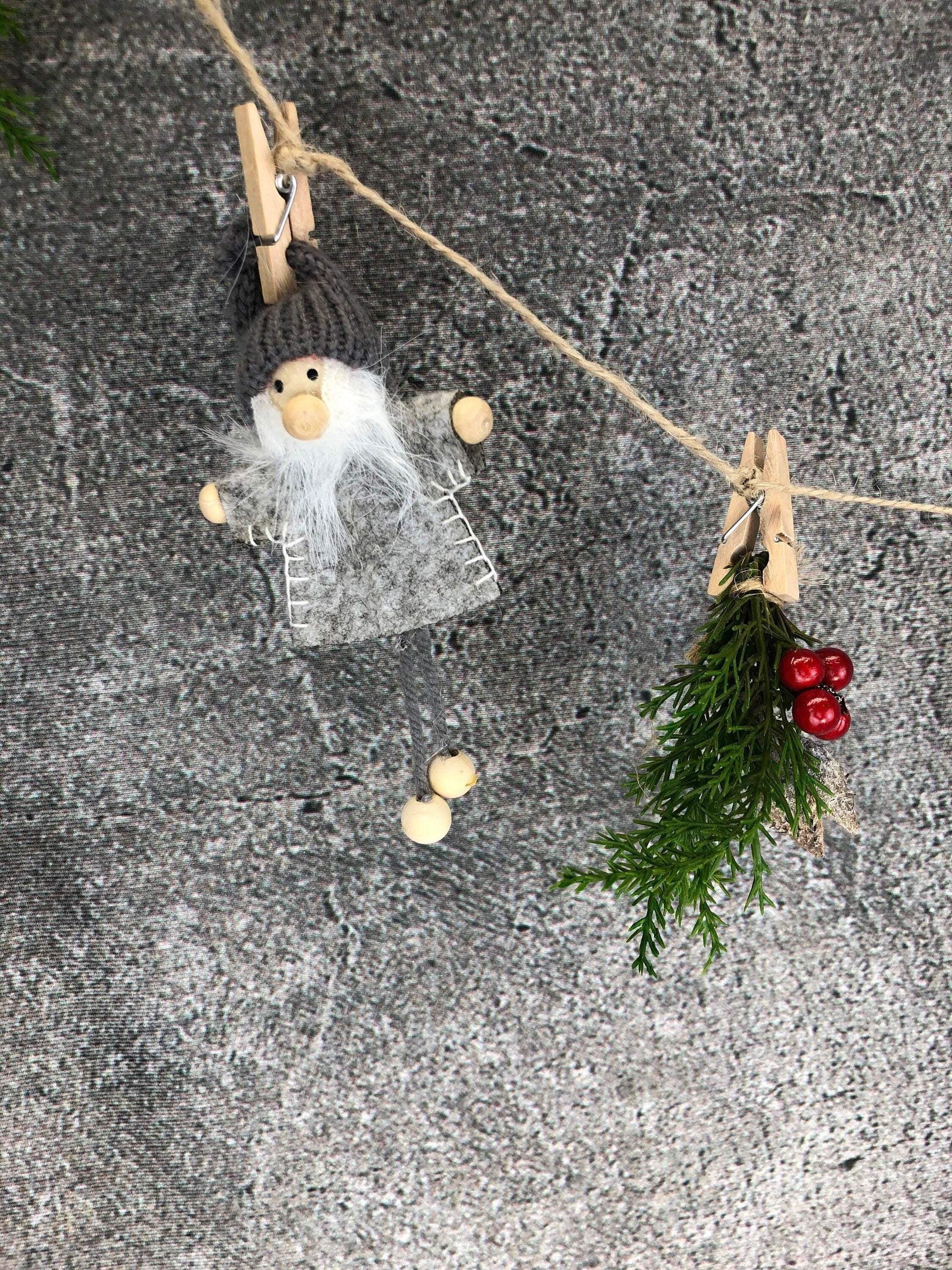 Wichtel Fensterdeko Wäscheleine Wäscheklammer Fensterschmuck Türkranz Thuja Natur natürlich weihnachtlich Weihnachten – handgemacht aus Seiden- und Kunstblumen, langlebig & pflegeleicht von SarahsFlowerStudio