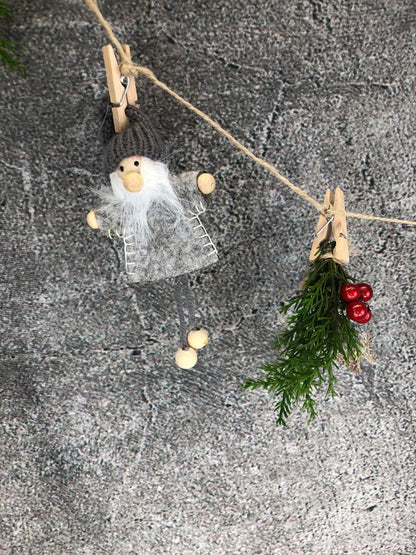 Wichtel Fensterdeko Wäscheleine Wäscheklammer Fensterschmuck Türkranz Thuja Natur natürlich weihnachtlich Weihnachten – handgemacht aus Seiden- und Kunstblumen, langlebig & pflegeleicht von SarahsFlowerStudio