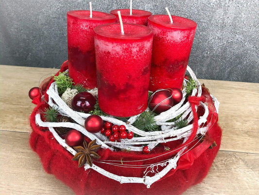Adventskranz Adventskalender Filz Kugeln Sterne Moos Zedern mehrjährig rund – handgemacht aus Seiden- und Kunstblumen, langlebig & pflegeleicht von SarahsFlowerStudio