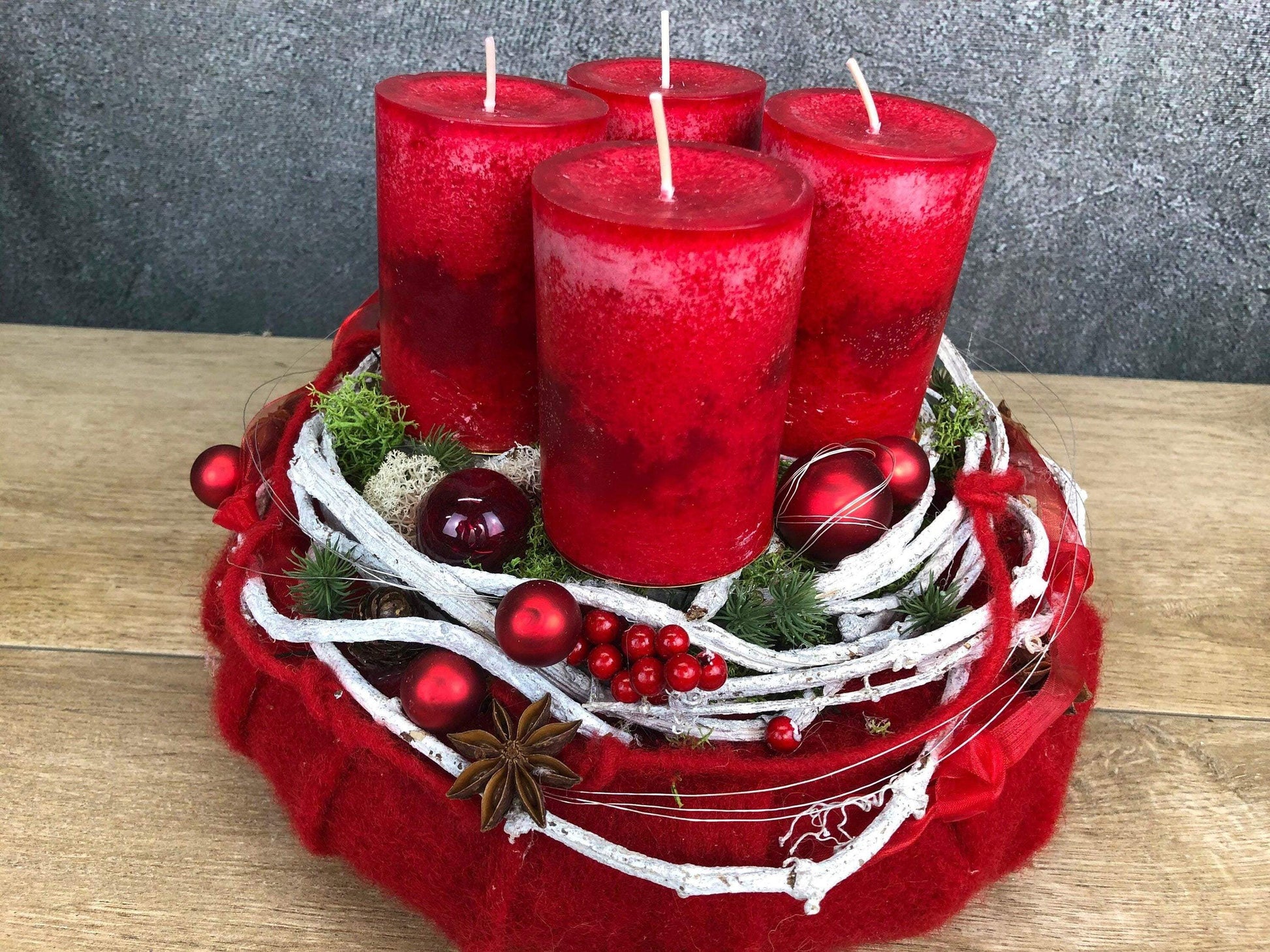 Adventskranz Adventskalender Filz Kugeln Sterne Moos Zedern mehrjährig rund – handgemacht aus Seiden- und Kunstblumen, langlebig & pflegeleicht von SarahsFlowerStudio