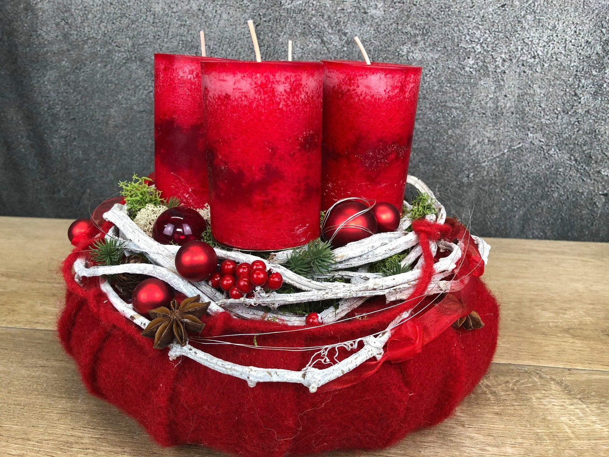 Adventskranz Adventskalender Filz Kugeln Sterne Moos Zedern mehrjährig rund – handgemacht aus Seiden- und Kunstblumen, langlebig & pflegeleicht von SarahsFlowerStudio