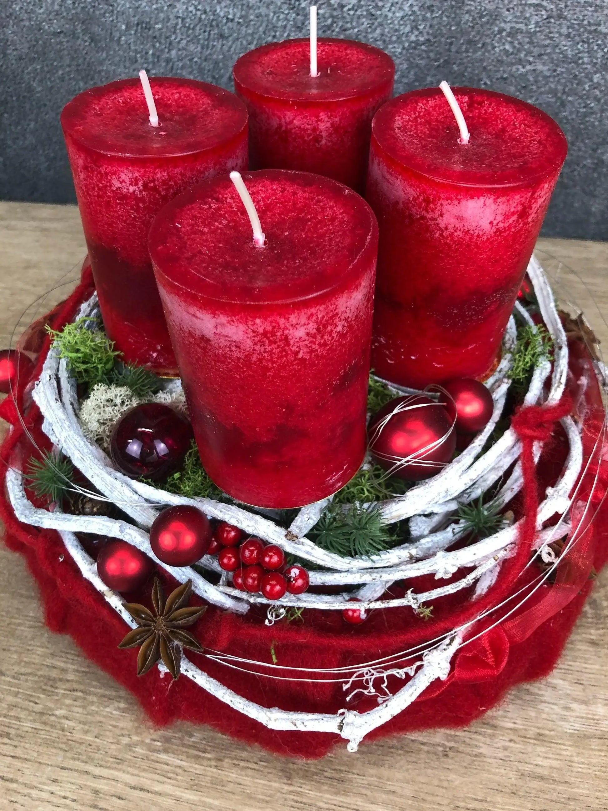 Adventskranz Adventskalender Filz Kugeln Sterne Moos Zedern mehrjährig rund – handgemacht aus Seiden- und Kunstblumen, langlebig & pflegeleicht von SarahsFlowerStudio