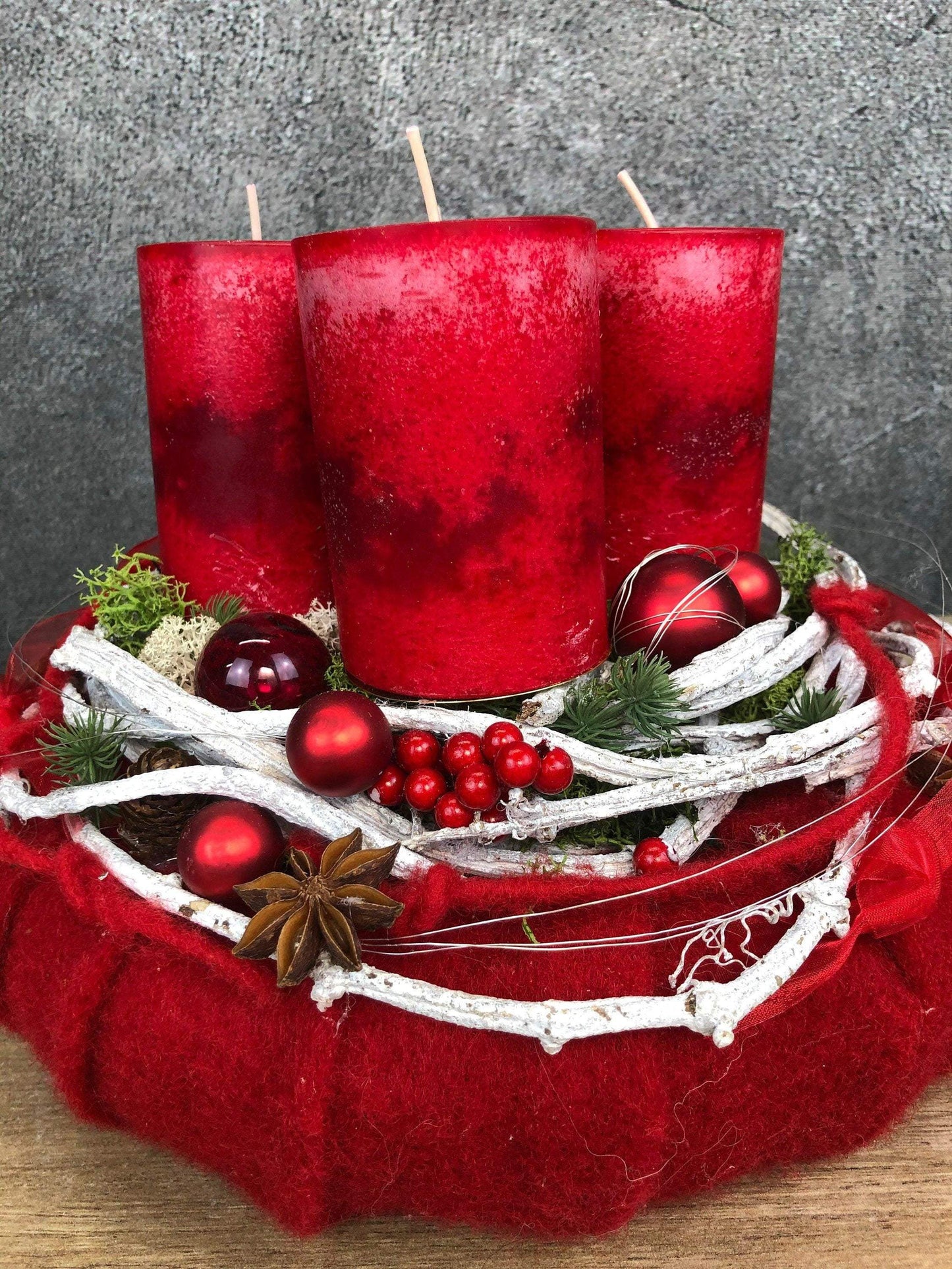 Adventskranz Adventskalender Filz Kugeln Sterne Moos Zedern mehrjährig rund – handgemacht aus Seiden- und Kunstblumen, langlebig & pflegeleicht von SarahsFlowerStudio