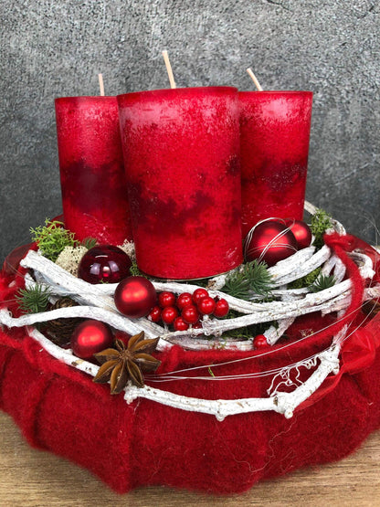 Adventskranz Adventskalender Filz Kugeln Sterne Moos Zedern mehrjährig rund – handgemacht aus Seiden- und Kunstblumen, langlebig & pflegeleicht von SarahsFlowerStudio