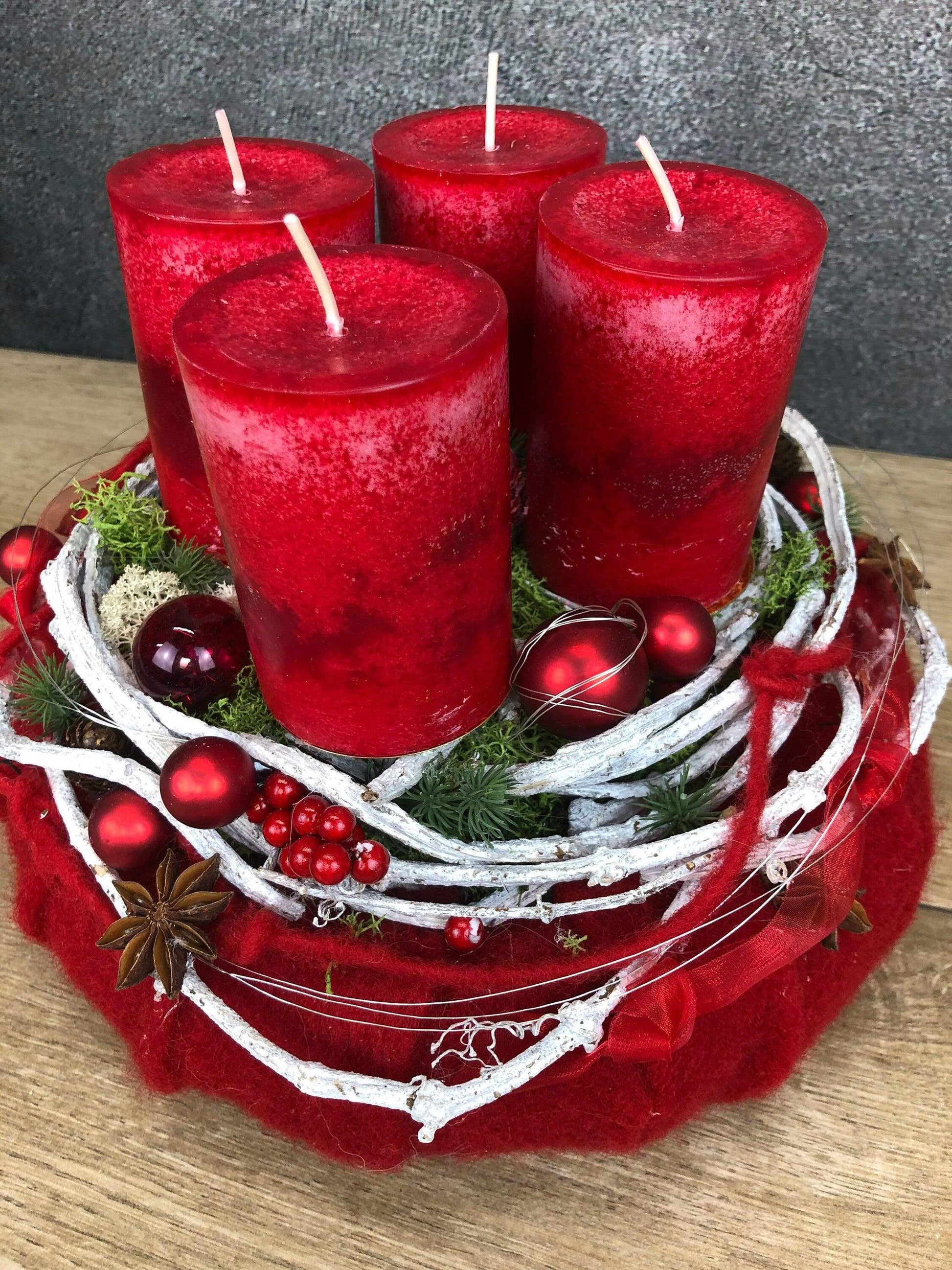 Adventskranz Adventskalender Filz Kugeln Sterne Moos Zedern mehrjährig rund – handgemacht aus Seiden- und Kunstblumen, langlebig & pflegeleicht von SarahsFlowerStudio