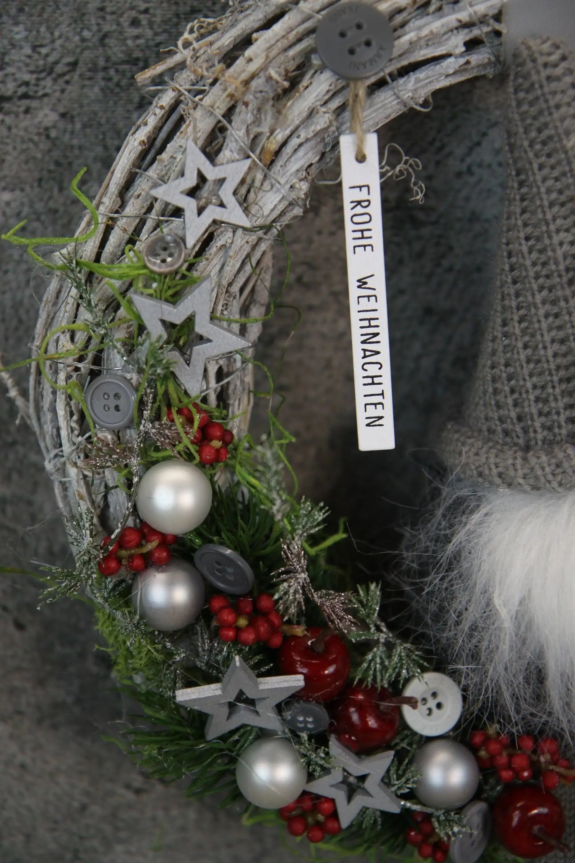 Türkranz Türdeko Türschmuck Weihnachten Weidenkranz Wichtel Zapfen Stern Apfel Knöpfe Tanne Band Modern – handgemacht aus Seiden- und Kunstblumen, langlebig & pflegeleicht von SarahsFlowerStudio
