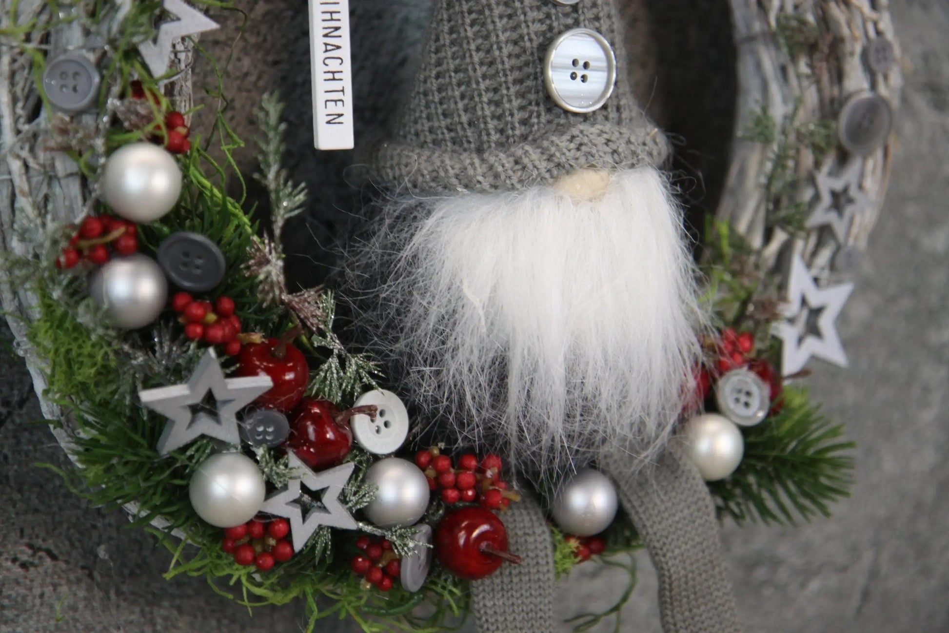 Türkranz Türdeko Türschmuck Weihnachten Weidenkranz Wichtel Zapfen Stern Apfel Knöpfe Tanne Band Modern – handgemacht aus Seiden- und Kunstblumen, langlebig & pflegeleicht von SarahsFlowerStudio