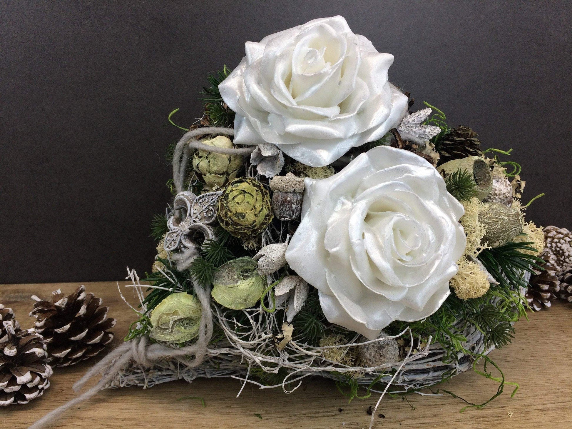 Grabgesteck Allerheiligen Wachsrosen Wachsrose Rose Grabschmuck Herz Grabdekoration – handgemacht aus Seiden- und Kunstblumen, langlebig & pflegeleicht von SarahsFlowerStudio