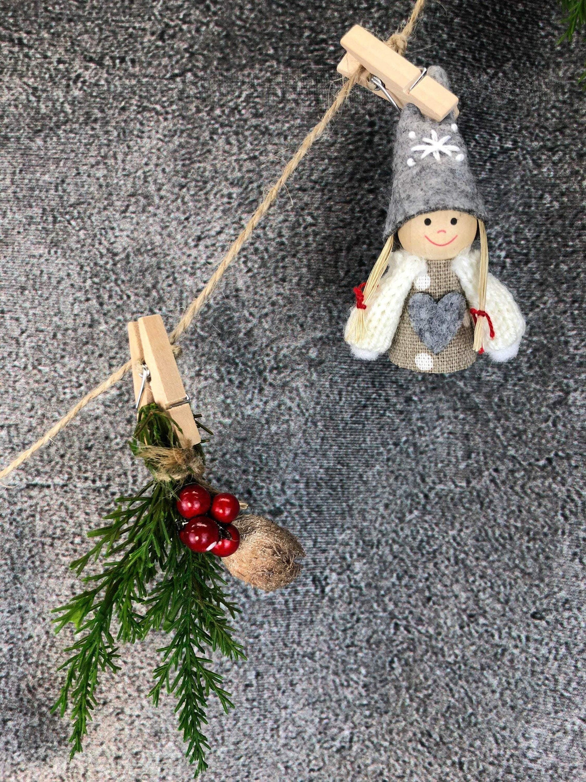 Wichtelmann und Wichtelfrau Fensterdeko Wichtel Wäscheleine Wäscheklammer Fensterschmuck Türkranz Thuja weihnachtlich Weihnachten – handgemacht aus Seiden- und Kunstblumen, langlebig & pflegeleicht von SarahsFlowerStudio