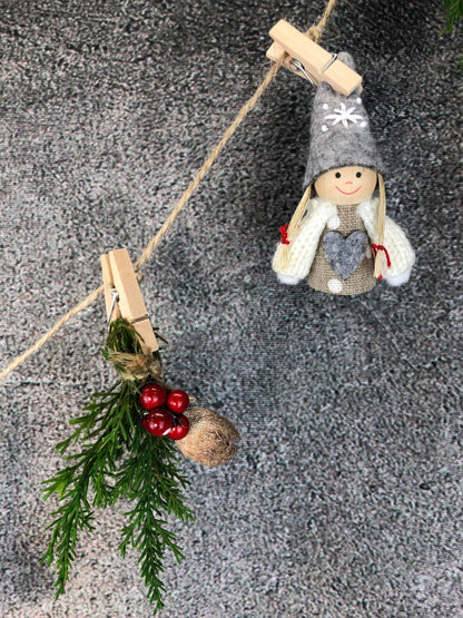 Wichtelmann und Wichtelfrau Fensterdeko Wichtel Wäscheleine Wäscheklammer Fensterschmuck Türkranz Thuja weihnachtlich Weihnachten – handgemacht aus Seiden- und Kunstblumen, langlebig & pflegeleicht von SarahsFlowerStudio