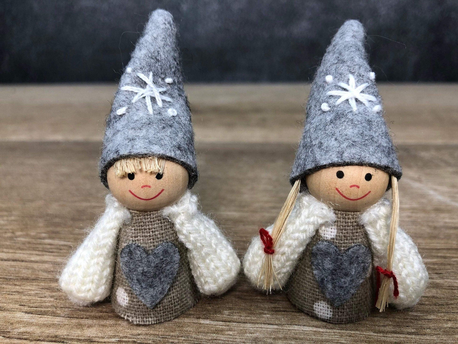 Wichtelmann und Wichtelfrau Fensterdeko Wichtel Wäscheleine Wäscheklammer Fensterschmuck Türkranz Thuja weihnachtlich Weihnachten – handgemacht aus Seiden- und Kunstblumen, langlebig & pflegeleicht von SarahsFlowerStudio