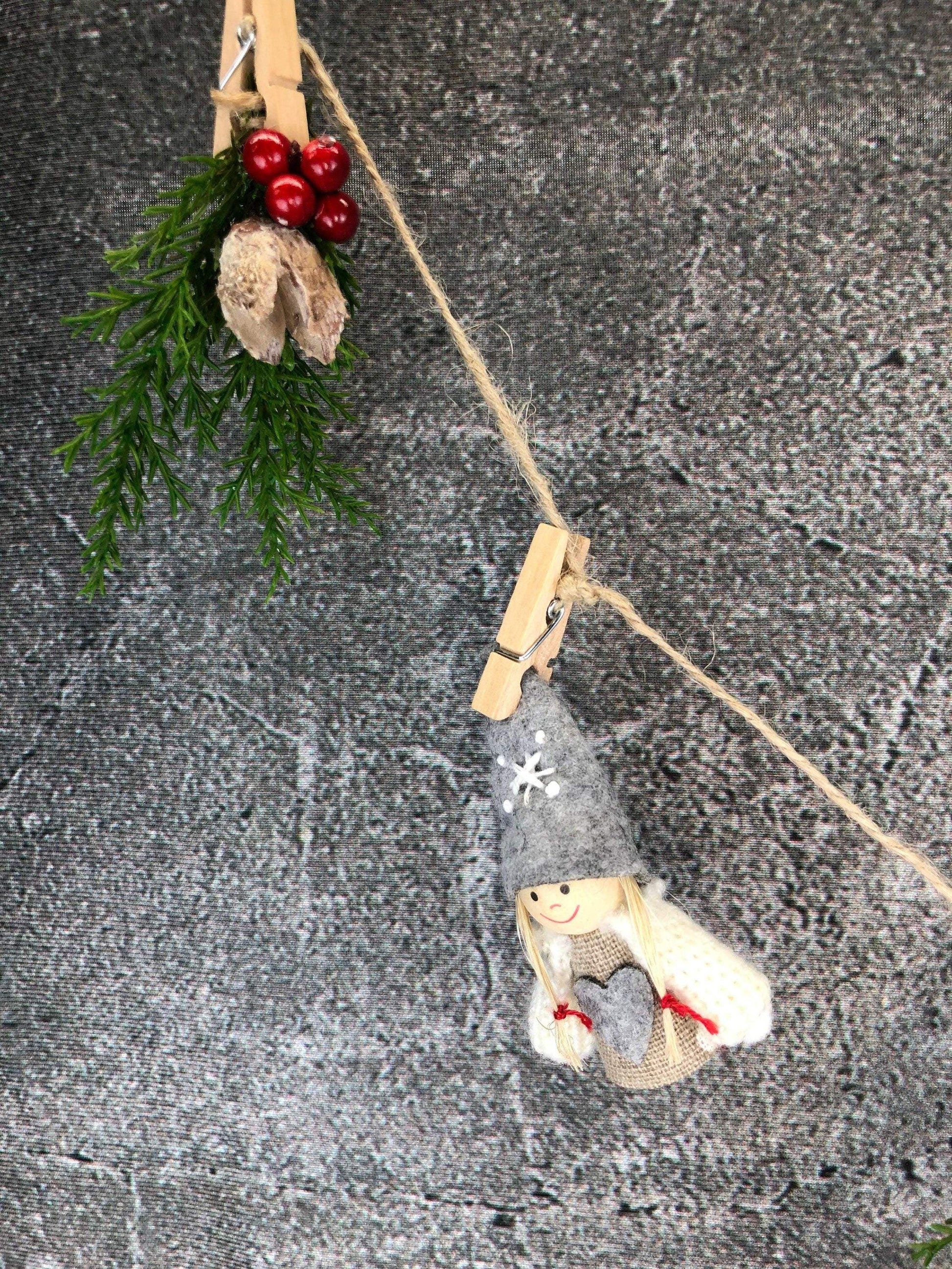 Wichtelmann und Wichtelfrau Fensterdeko Wichtel Wäscheleine Wäscheklammer Fensterschmuck Türkranz Thuja weihnachtlich Weihnachten – handgemacht aus Seiden- und Kunstblumen, langlebig & pflegeleicht von SarahsFlowerStudio