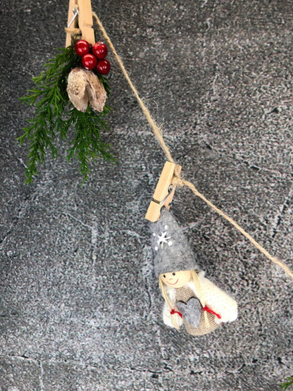 Wichtelmann und Wichtelfrau Fensterdeko Wichtel Wäscheleine Wäscheklammer Fensterschmuck Türkranz Thuja weihnachtlich Weihnachten – handgemacht aus Seiden- und Kunstblumen, langlebig & pflegeleicht von SarahsFlowerStudio