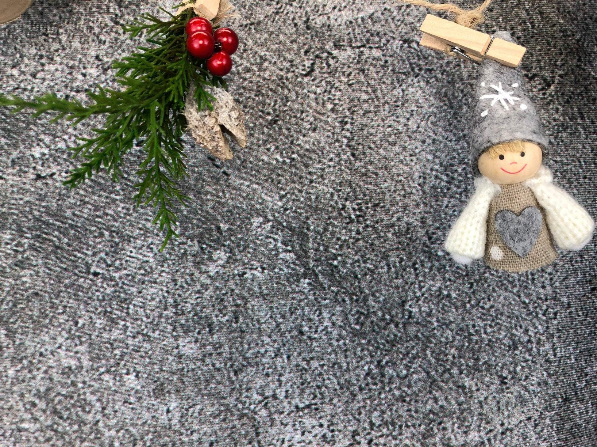 Wichtelmann und Wichtelfrau Fensterdeko Wichtel Wäscheleine Wäscheklammer Fensterschmuck Türkranz Thuja weihnachtlich Weihnachten – handgemacht aus Seiden- und Kunstblumen, langlebig & pflegeleicht von SarahsFlowerStudio