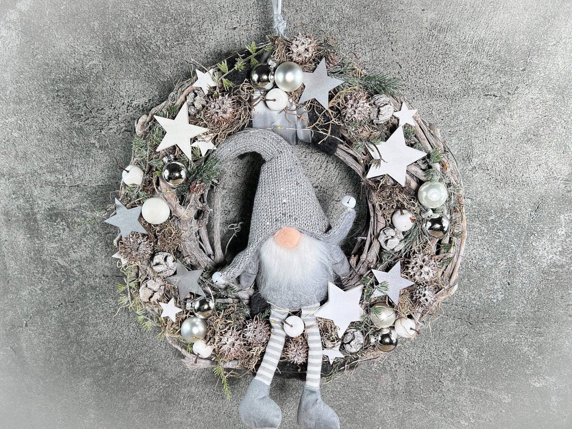 Advent 45cm Türkranz mit 40er LED Türdeko Türschmuck Weihnachten Weidenkranz Wichtel – handgemacht aus Seiden- und Kunstblumen, langlebig & pflegeleicht von SarahsFlowerStudio