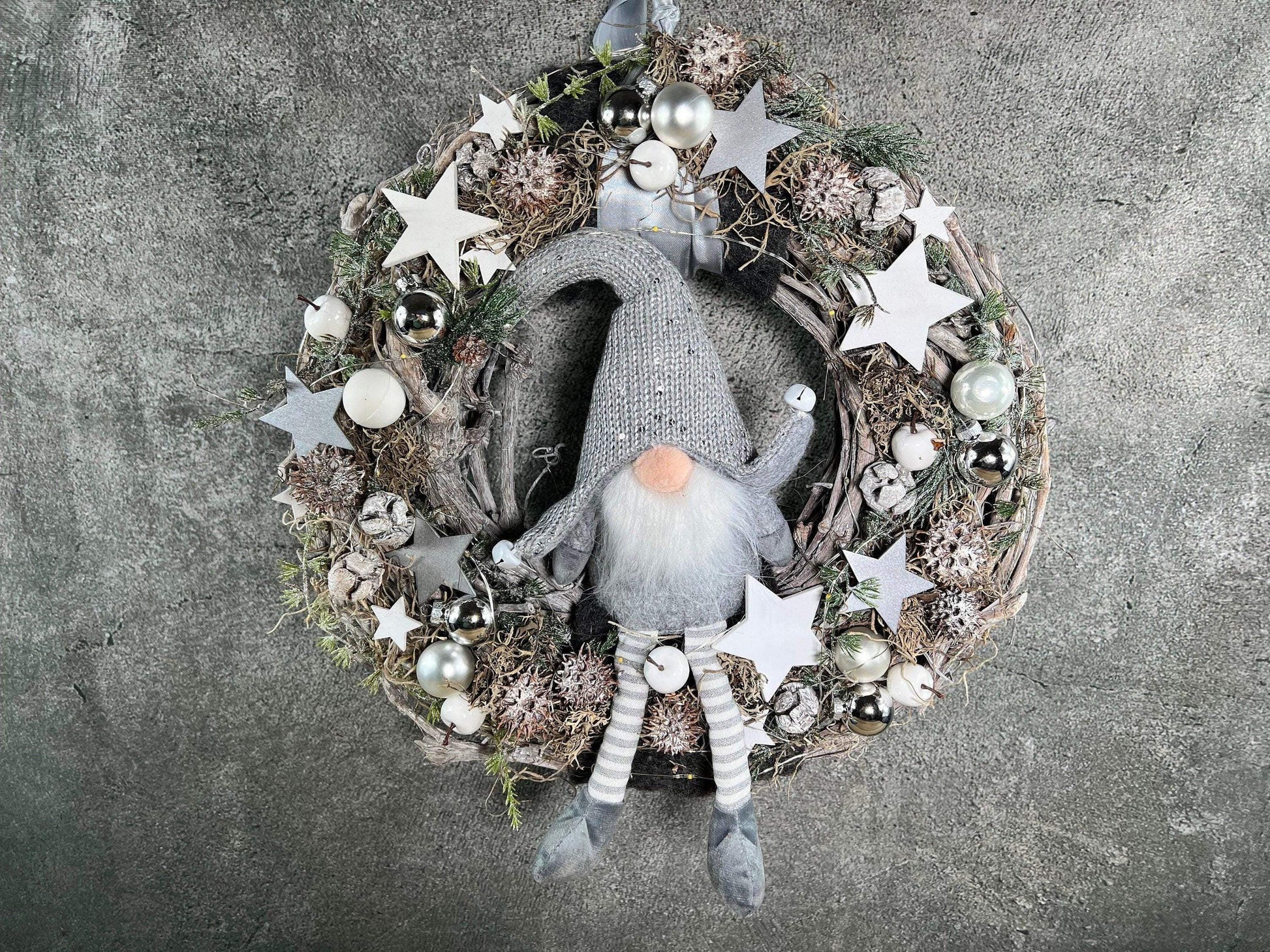 Advent 45cm Türkranz mit 40er LED Türdeko Türschmuck Weihnachten Weidenkranz Wichtel – handgemacht aus Seiden- und Kunstblumen, langlebig & pflegeleicht von SarahsFlowerStudio