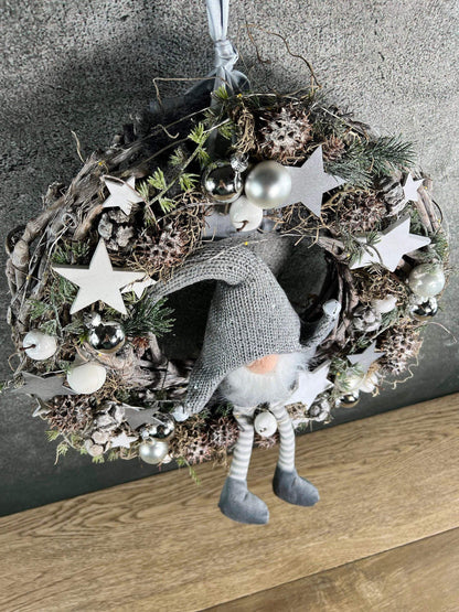 Advent 45cm Türkranz mit 40er LED Türdeko Türschmuck Weihnachten Weidenkranz Wichtel – handgemacht aus Seiden- und Kunstblumen, langlebig & pflegeleicht von SarahsFlowerStudio
