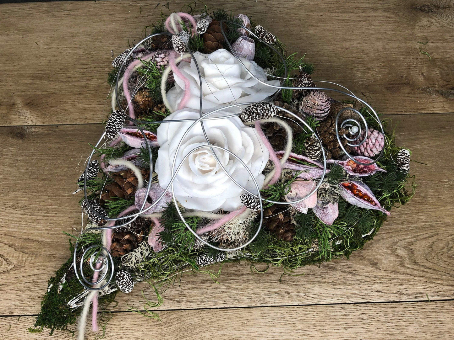Grabgesteck Grabschmuck Herz Wunschgröße Grabdekoration Grabschmuck Allerheiligen Wachs Rose – handgemacht aus Seiden- und Kunstblumen, langlebig & pflegeleicht von SarahsFlowerStudio