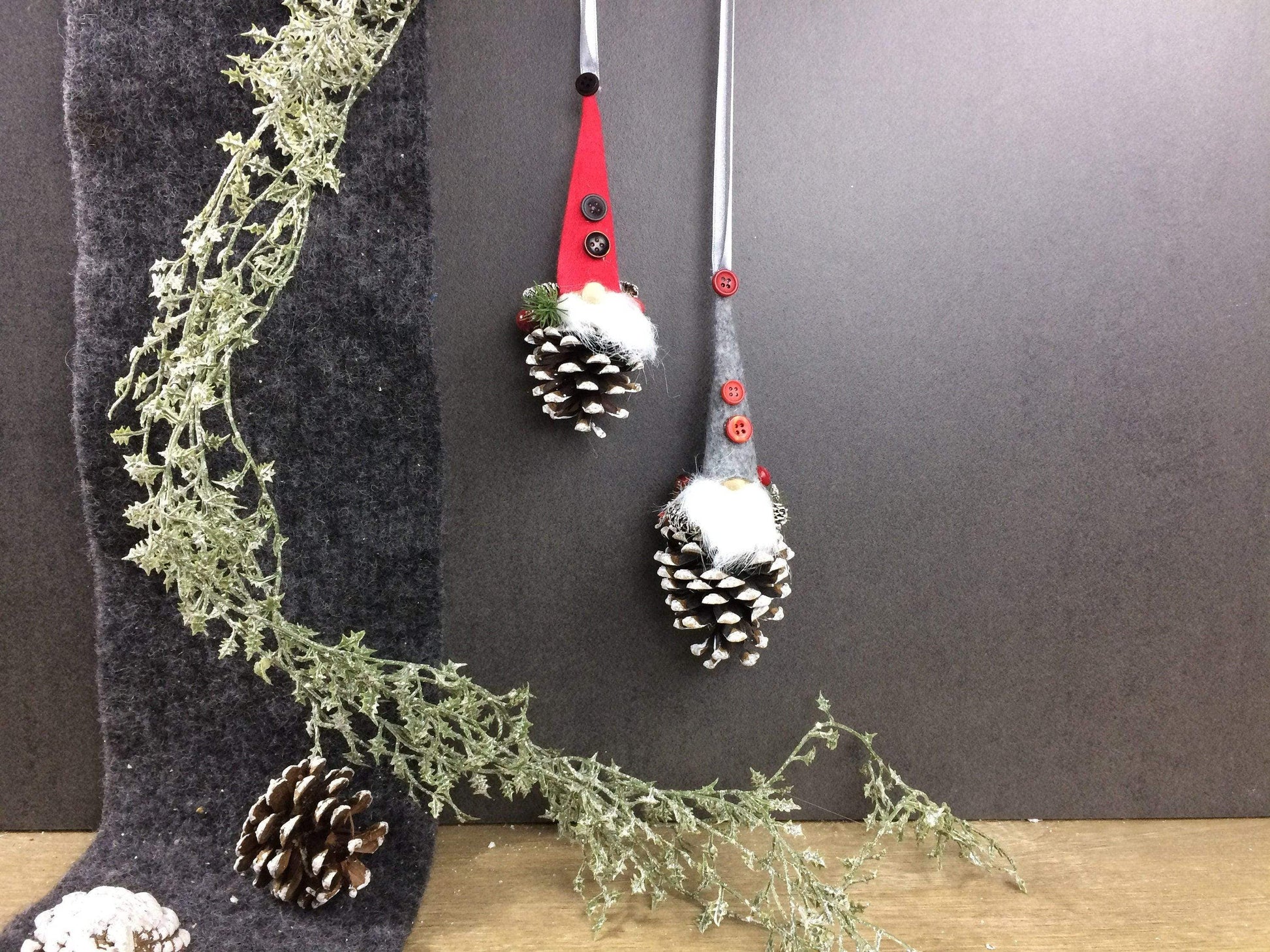 Wichtel 2er Set! Advent Fenster Fensterschmuck Fensterdeko Deko Weihnachten Wichtel Zapfen Wachszapfen – handgemacht aus Seiden- und Kunstblumen, langlebig & pflegeleicht von SarahsFlowerStudio