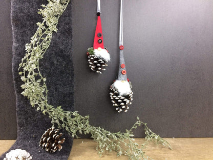 Wichtel 2er Set! Advent Fenster Fensterschmuck Fensterdeko Deko Weihnachten Wichtel Zapfen Wachszapfen – handgemacht aus Seiden- und Kunstblumen, langlebig & pflegeleicht von SarahsFlowerStudio