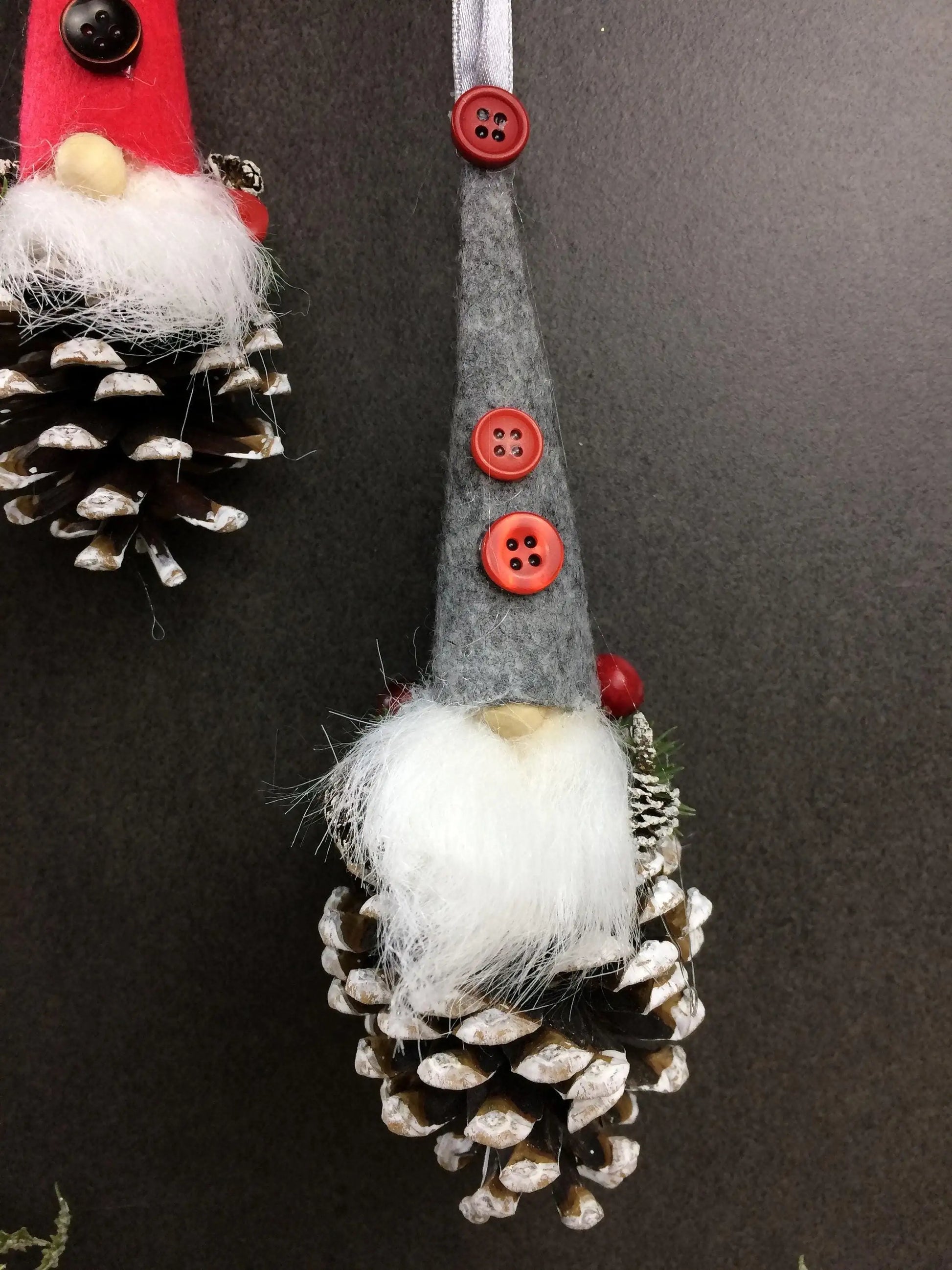 Wichtel 2er Set! Advent Fenster Fensterschmuck Fensterdeko Deko Weihnachten Wichtel Zapfen Wachszapfen – handgemacht aus Seiden- und Kunstblumen, langlebig & pflegeleicht von SarahsFlowerStudio