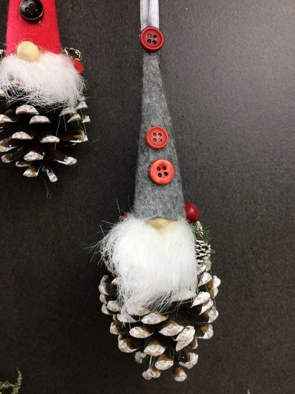 Wichtel 2er Set! Advent Fenster Fensterschmuck Fensterdeko Deko Weihnachten Wichtel Zapfen Wachszapfen – handgemacht aus Seiden- und Kunstblumen, langlebig & pflegeleicht von SarahsFlowerStudio