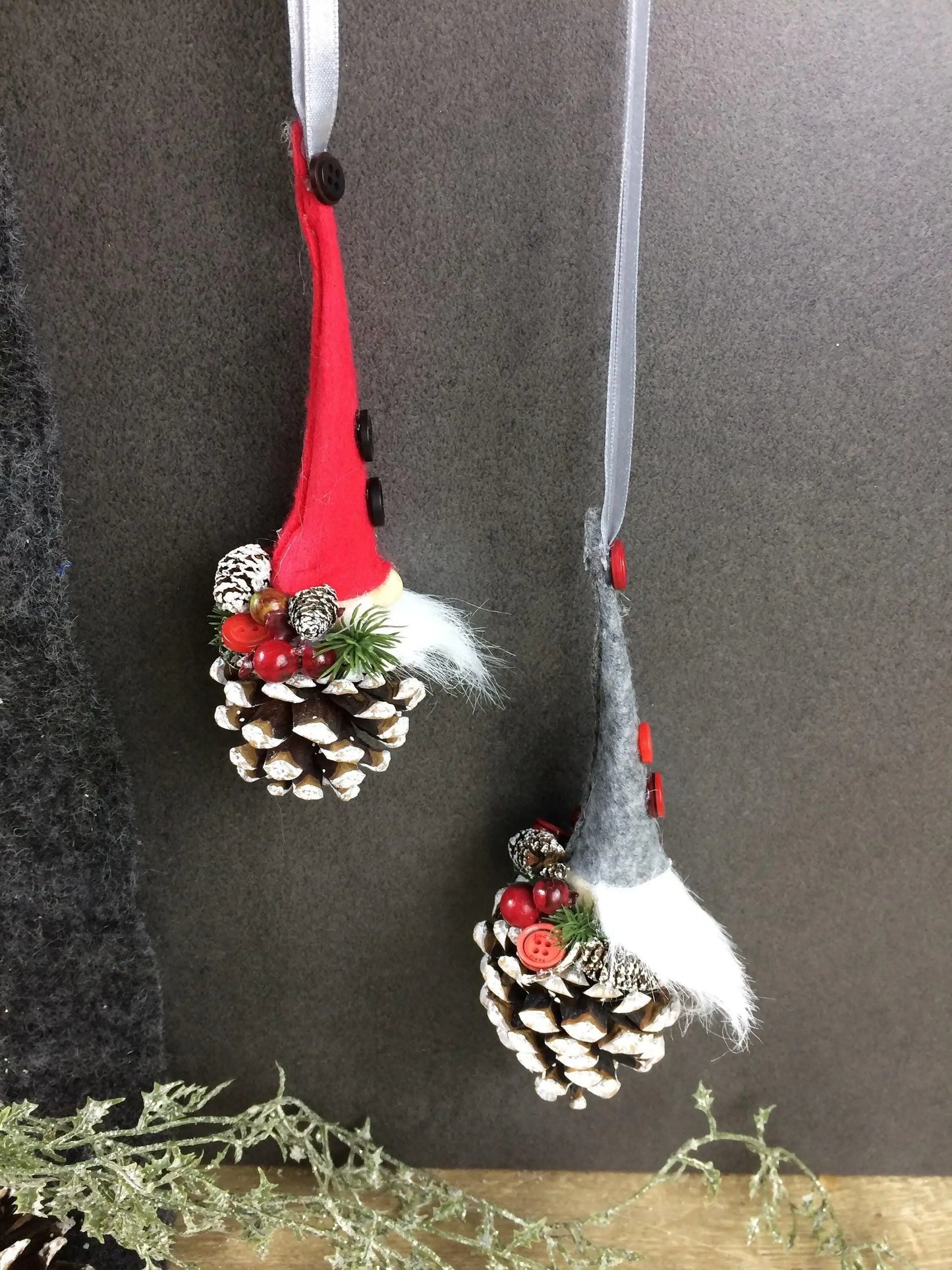 Wichtel 2er Set! Advent Fenster Fensterschmuck Fensterdeko Deko Weihnachten Wichtel Zapfen Wachszapfen – handgemacht aus Seiden- und Kunstblumen, langlebig & pflegeleicht von SarahsFlowerStudio