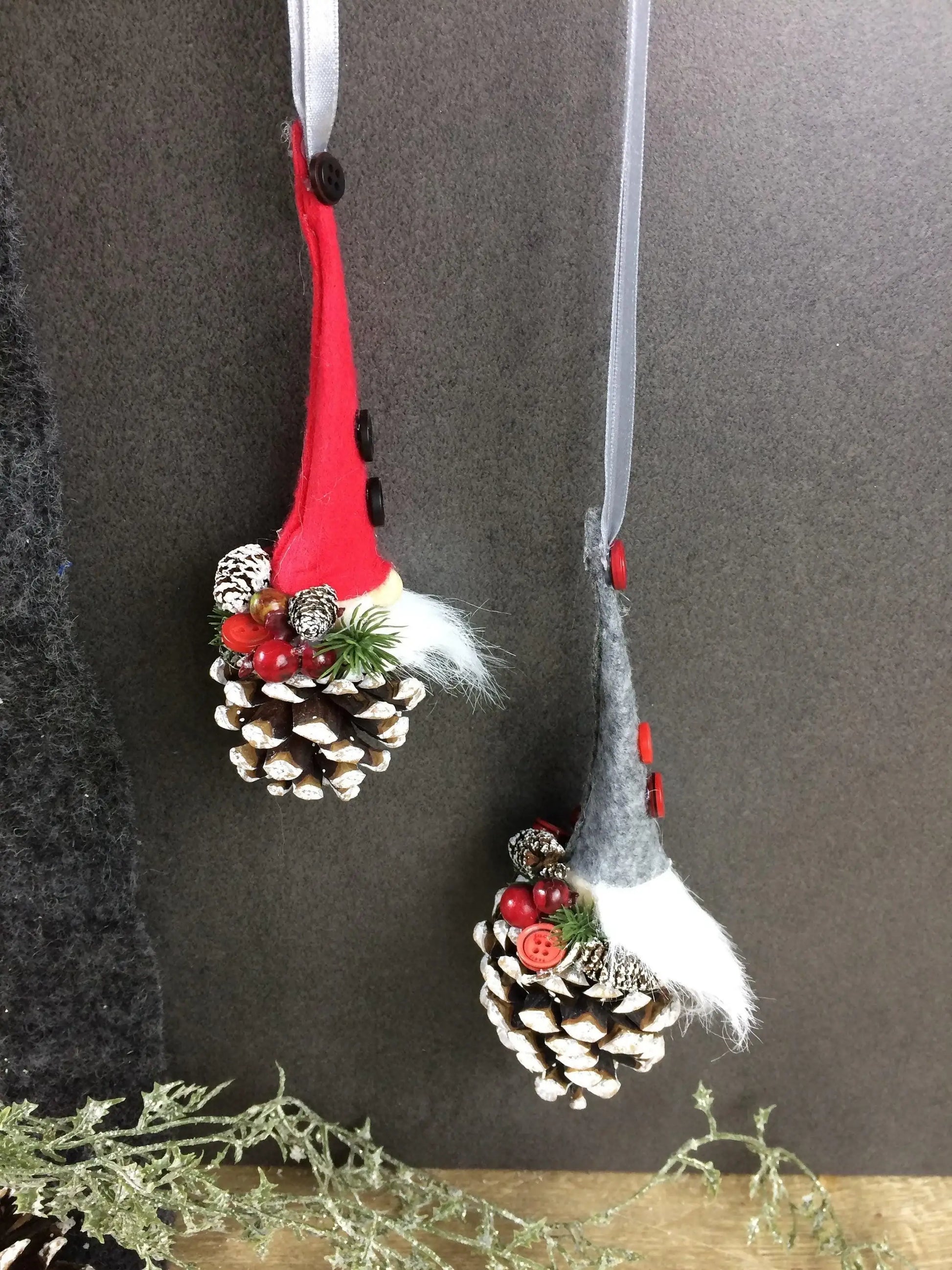 Wichtel 2er Set! Advent Fenster Fensterschmuck Fensterdeko Deko Weihnachten Wichtel Zapfen Wachszapfen – handgemacht aus Seiden- und Kunstblumen, langlebig & pflegeleicht von SarahsFlowerStudio