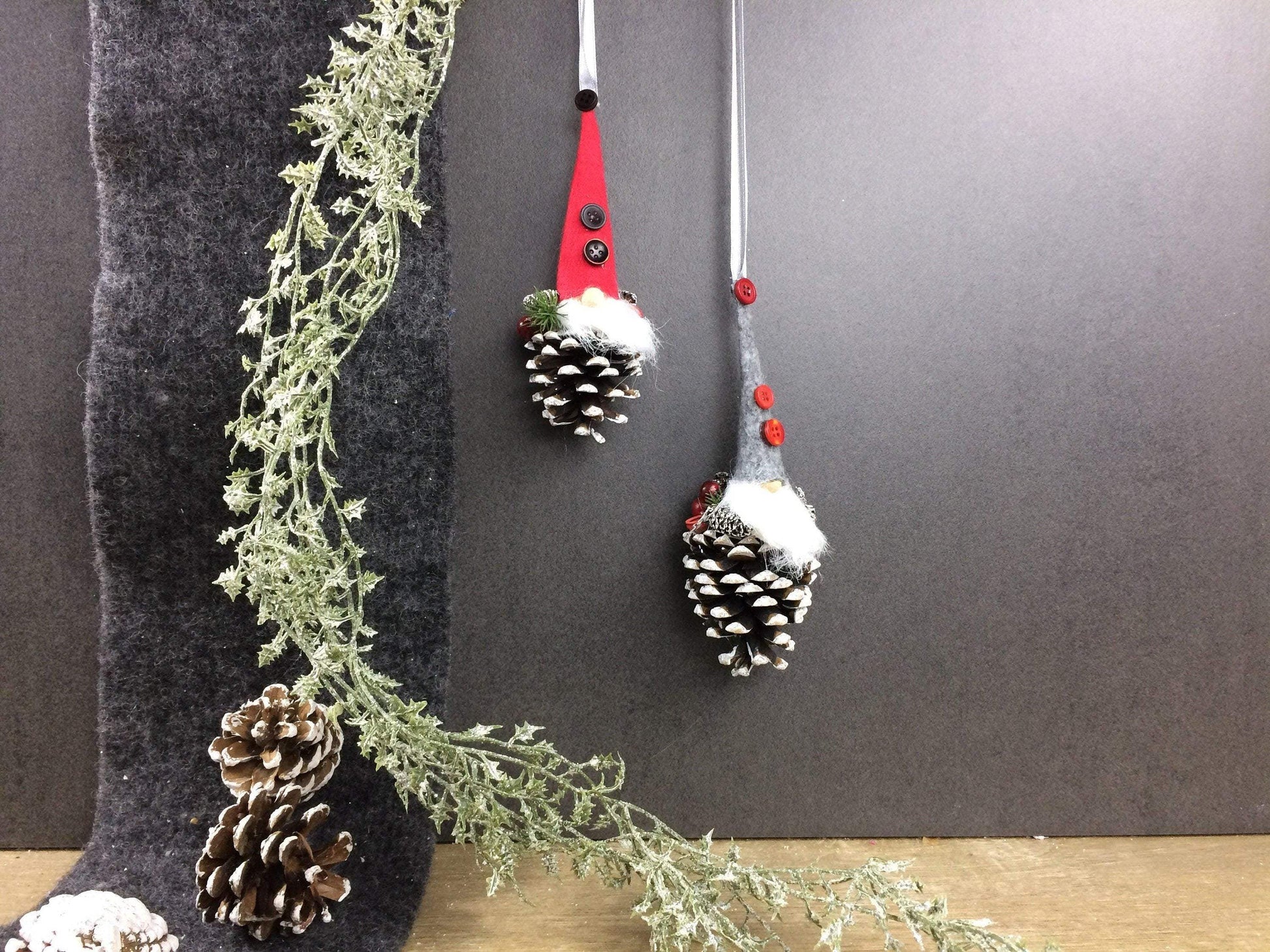 Wichtel 2er Set! Advent Fenster Fensterschmuck Fensterdeko Deko Weihnachten Wichtel Zapfen Wachszapfen – handgemacht aus Seiden- und Kunstblumen, langlebig & pflegeleicht von SarahsFlowerStudio