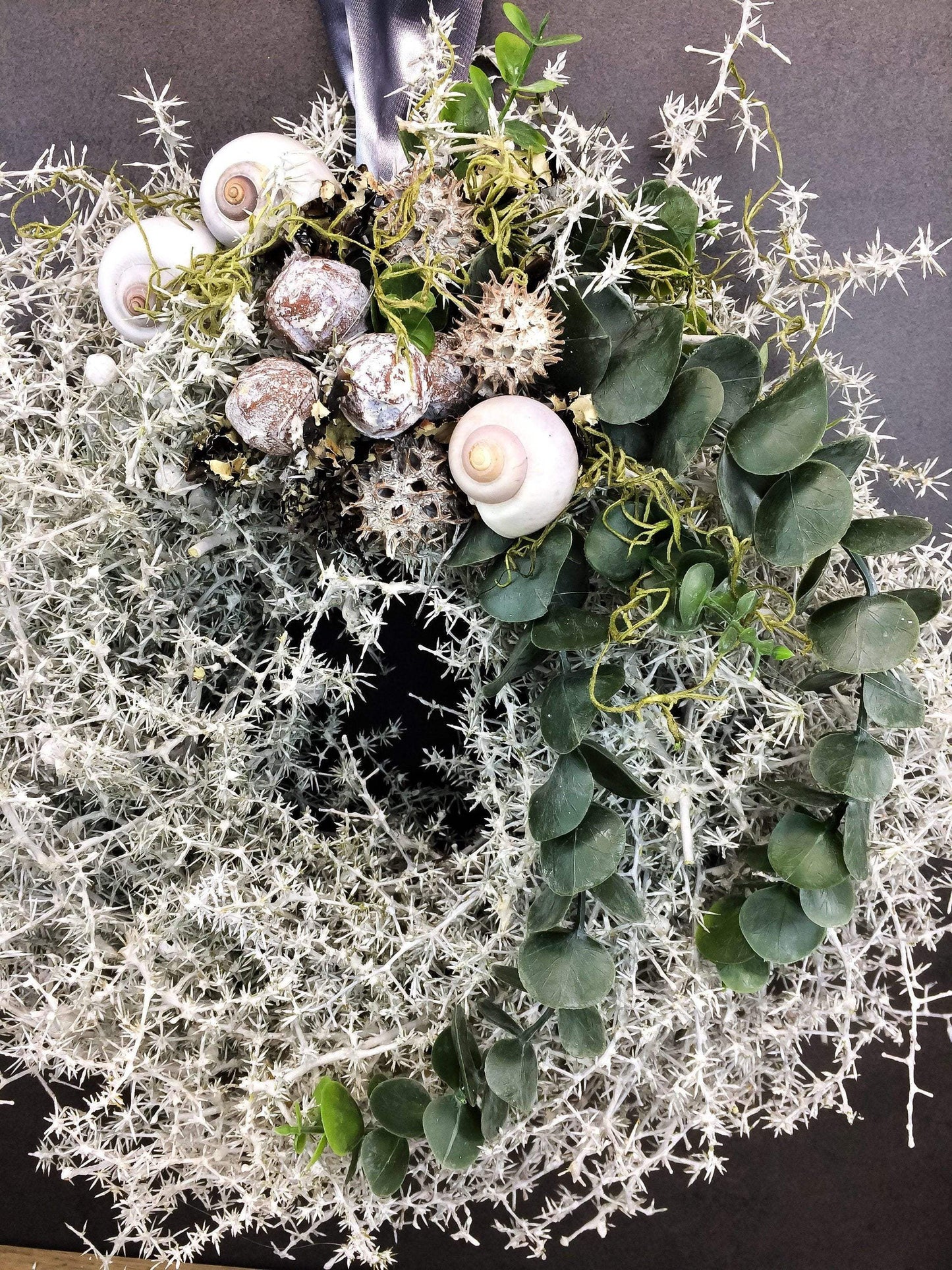 Türkranz Kranz Natur Trockenmaterial Handgebunden Modern ganzjährig Türschmuck Wachs Wachskranz gewachst Weiß Asparagus Eukalyptus Schnecke – handgemacht aus Seiden- und Kunstblumen, langlebig & pflegeleicht von SarahsFlowerStudio