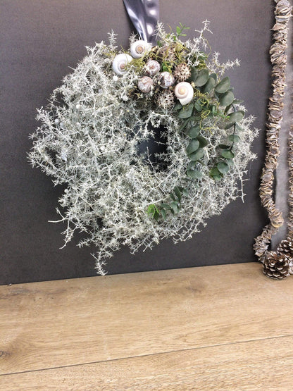 Türkranz Kranz Natur Trockenmaterial Handgebunden Modern ganzjährig Türschmuck Wachs Wachskranz gewachst Weiß Asparagus Eukalyptus Schnecke – handgemacht aus Seiden- und Kunstblumen, langlebig & pflegeleicht von SarahsFlowerStudio