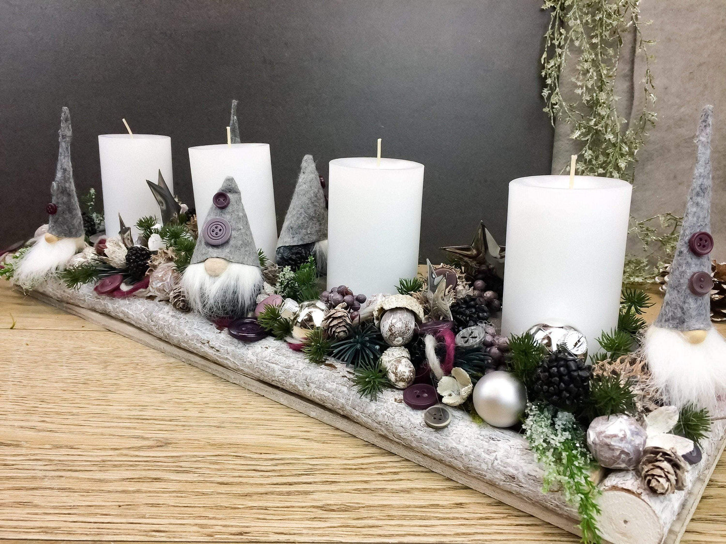 Adventskranz Adventskalender Wichtel Modern Länglich in zwei verschiedenen Größen L und XL – handgemacht aus Seiden- und Kunstblumen, langlebig & pflegeleicht von SarahsFlowerStudio