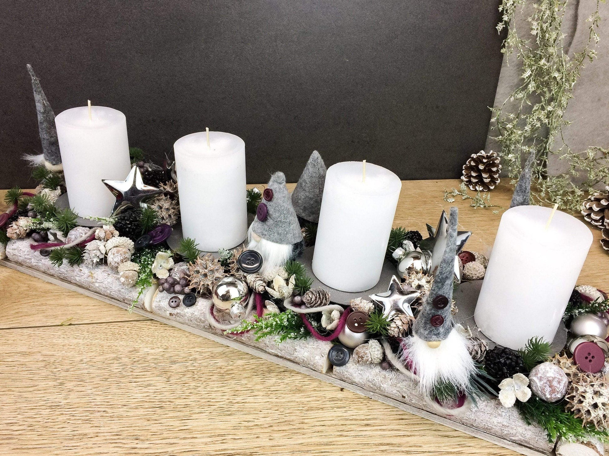 Adventskranz Adventskalender Wichtel Modern Länglich in zwei verschiedenen Größen L und XL – handgemacht aus Seiden- und Kunstblumen, langlebig & pflegeleicht von SarahsFlowerStudio
