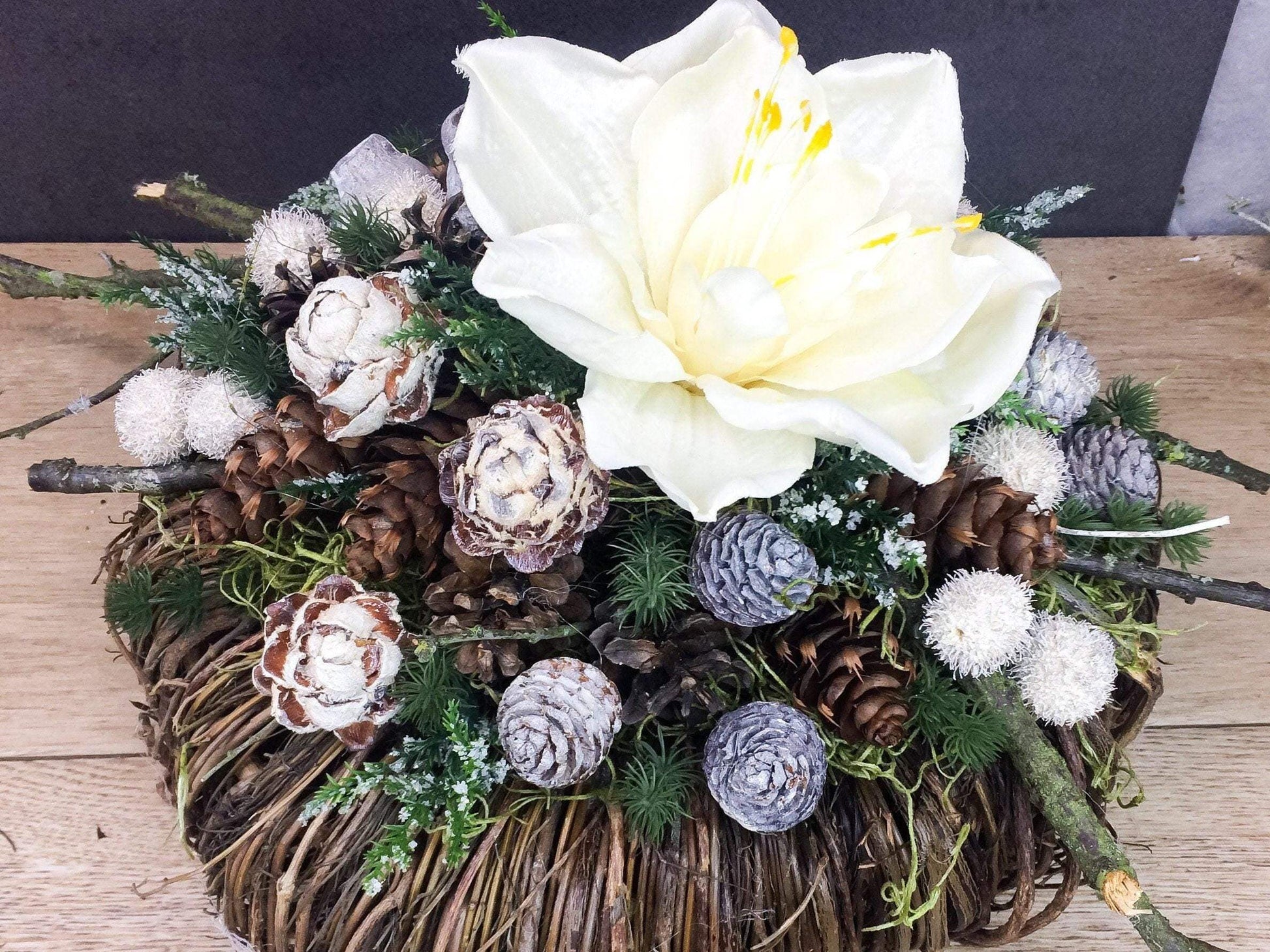 Grabgesteck Allerheiligen 32cm Grabschmuck Amaryllis Wunschfarbe Grabdeko Grabdekoration Allerheiligen – handgemacht aus Seiden- und Kunstblumen, langlebig & pflegeleicht von SarahsFlowerStudio
