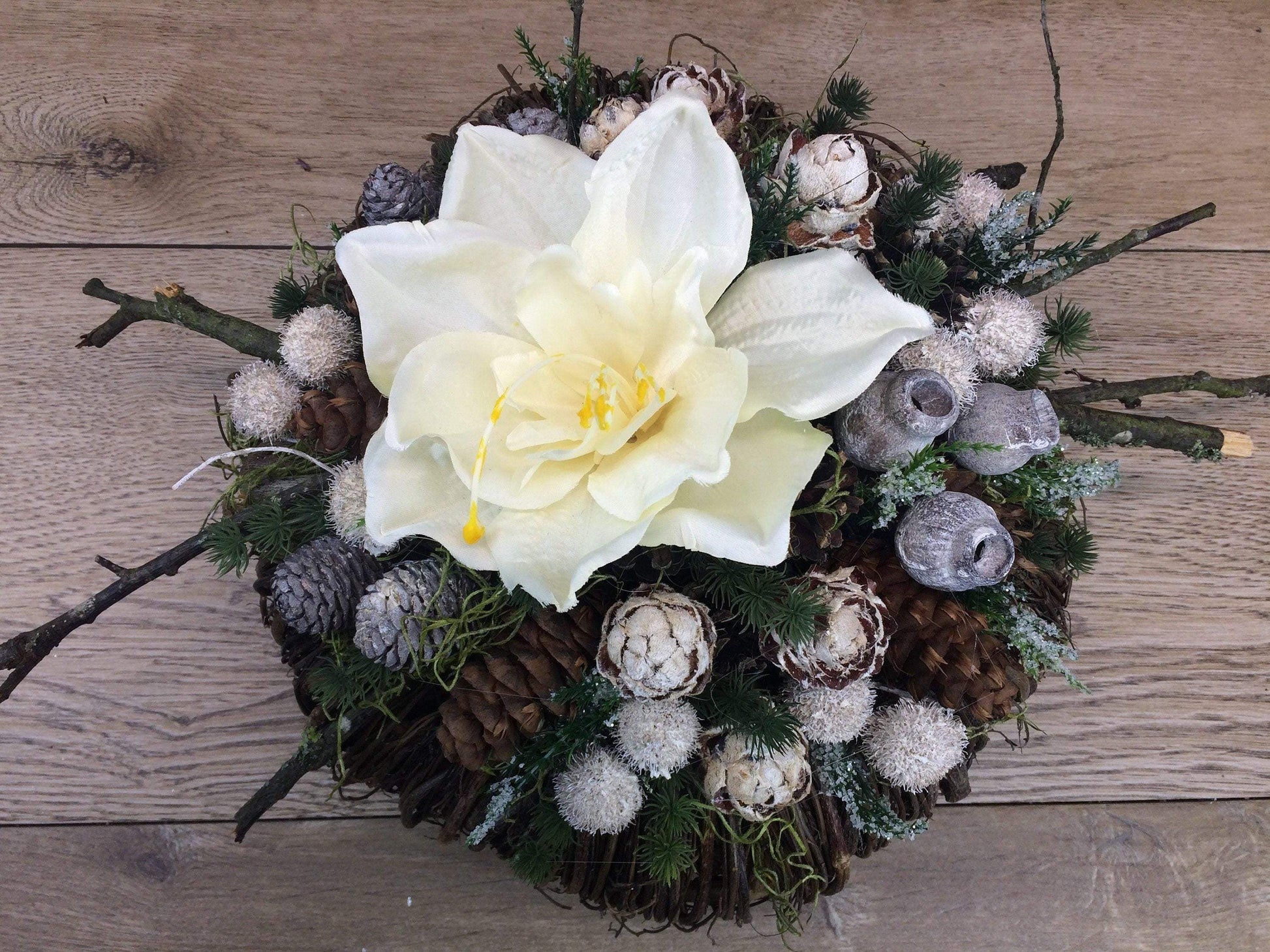 Grabgesteck Allerheiligen 32cm Grabschmuck Amaryllis Wunschfarbe Grabdeko Grabdekoration Allerheiligen – handgemacht aus Seiden- und Kunstblumen, langlebig & pflegeleicht von SarahsFlowerStudio