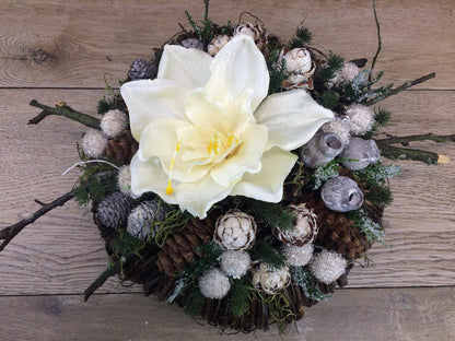 Grabgesteck Allerheiligen 32cm Grabschmuck Amaryllis Wunschfarbe Grabdeko Grabdekoration Allerheiligen – handgemacht aus Seiden- und Kunstblumen, langlebig & pflegeleicht von SarahsFlowerStudio