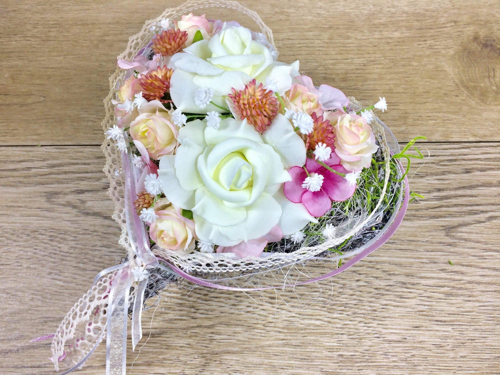 Grabgesteck Herz Grabschmuck Rose Hortensie Schleierkraut Sedum Tillansie Spitzenband Band Grabdekoration Grabschmuck Allerheiligen – handgemacht aus Seiden- und Kunstblumen, langlebig & pflegeleicht von SarahsFlowerStudio