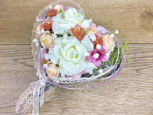 Grabgesteck Herz Grabschmuck Rose Hortensie Schleierkraut Sedum Tillansie Spitzenband Band Grabdekoration Grabschmuck Allerheiligen – handgemacht aus Seiden- und Kunstblumen, langlebig & pflegeleicht von SarahsFlowerStudio