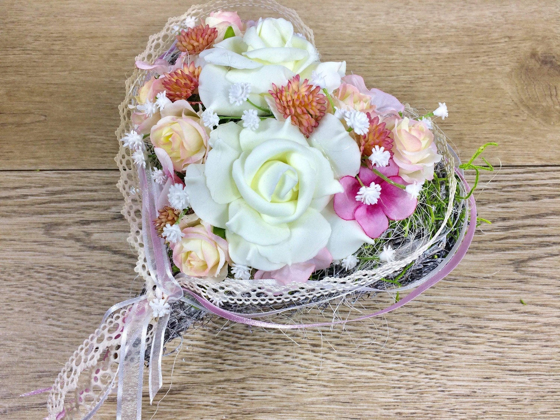 Grabgesteck Herz Grabschmuck Rose Hortensie Schleierkraut Sedum Tillansie Spitzenband Band Grabdekoration Grabschmuck Allerheiligen – handgemacht aus Seiden- und Kunstblumen, langlebig & pflegeleicht von SarahsFlowerStudio