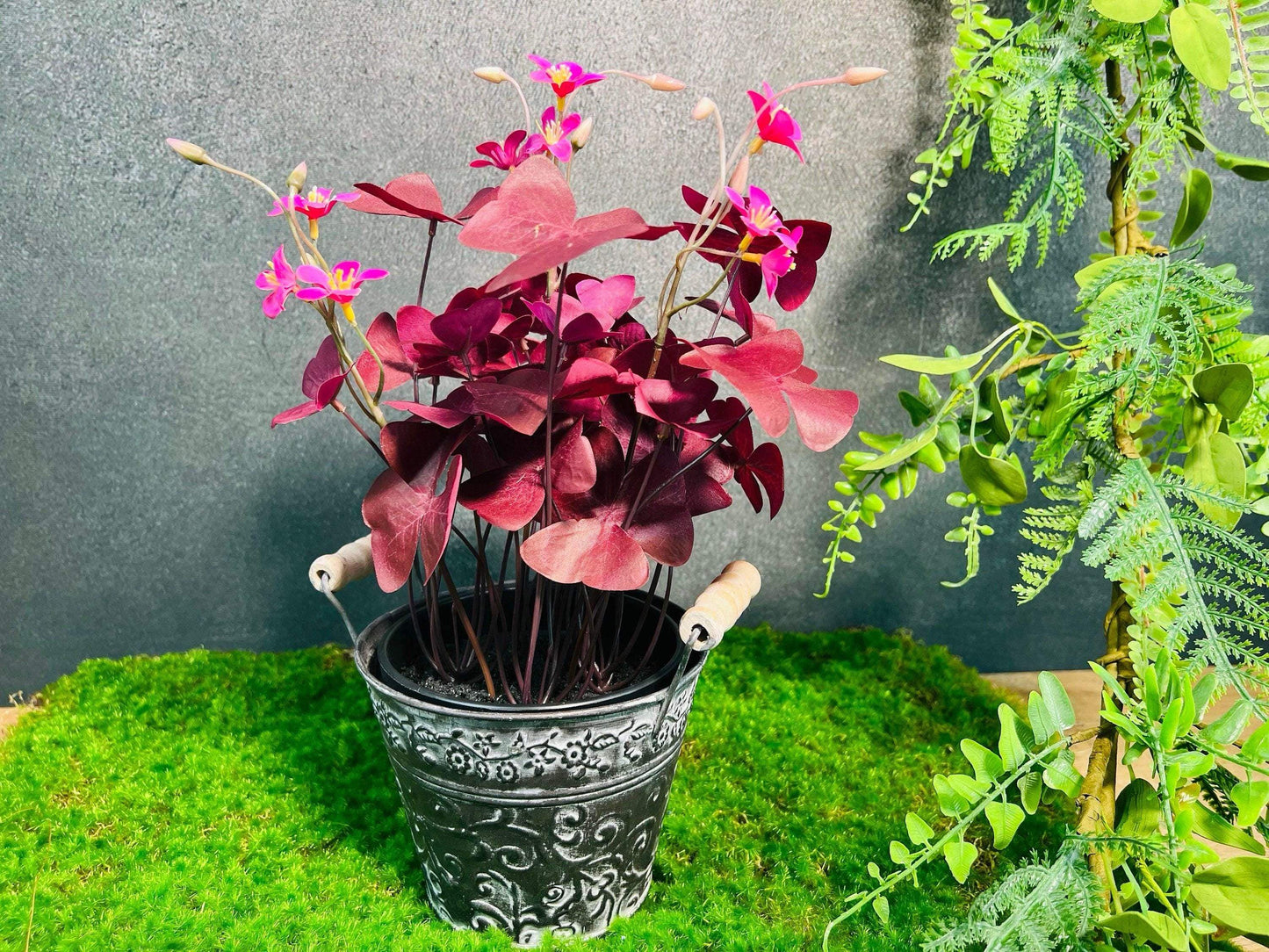 Klee Kleepflanze Glücksklee Dreiblättriger Klee Rot Künstlich Topf Metalltopf Eimer Metalleimer Pflanze Künstlich Kunstblumen Faux Flower – handgemacht aus Seiden- und Kunstblumen, langlebig & pflegeleicht von SarahsFlowerStudio