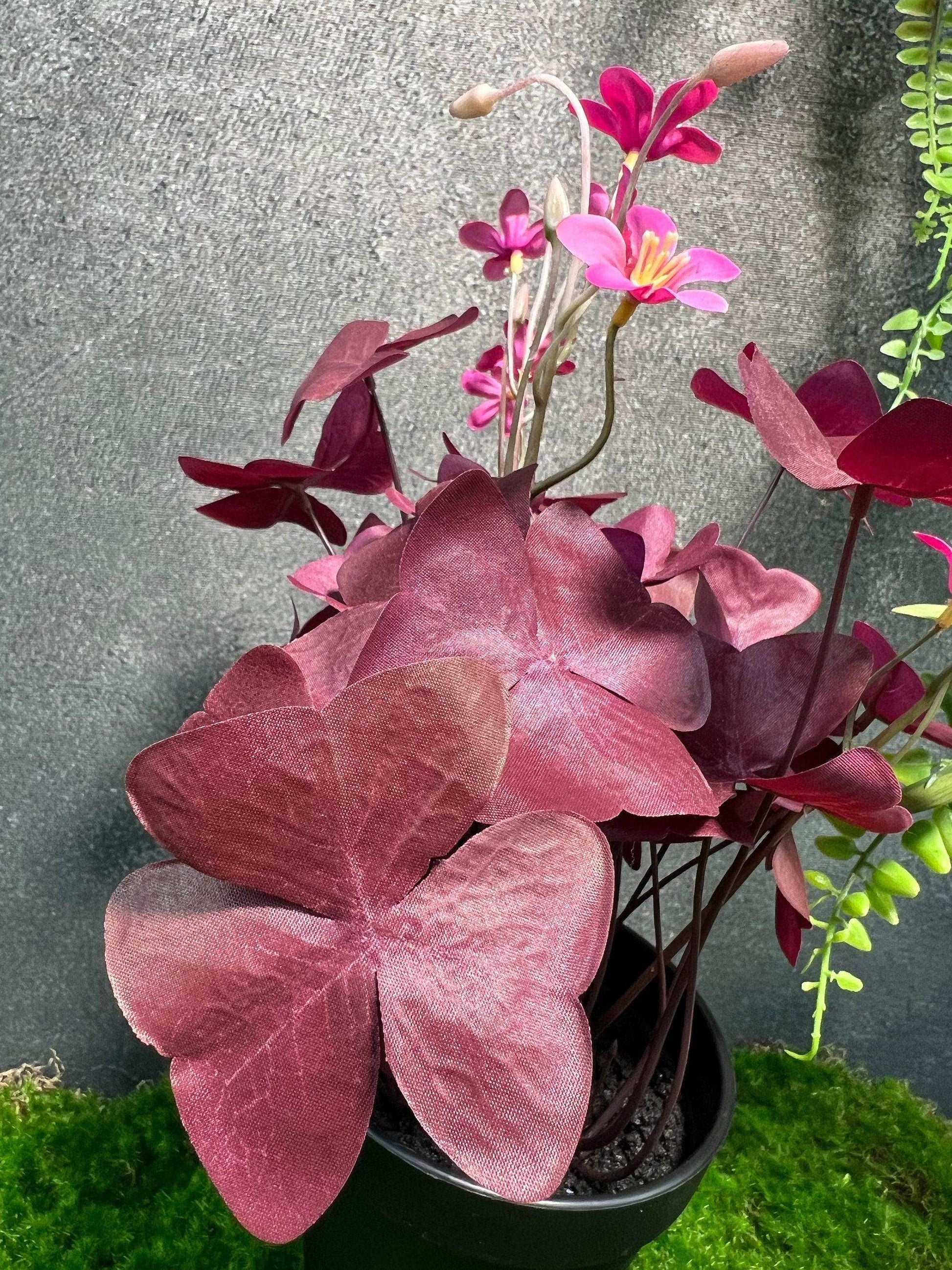 Klee Kleepflanze Glücksklee Dreiblättriger Klee Rot Künstlich Topf Metalltopf Eimer Metalleimer Pflanze Künstlich Kunstblumen Faux Flower – handgemacht aus Seiden- und Kunstblumen, langlebig & pflegeleicht von SarahsFlowerStudio