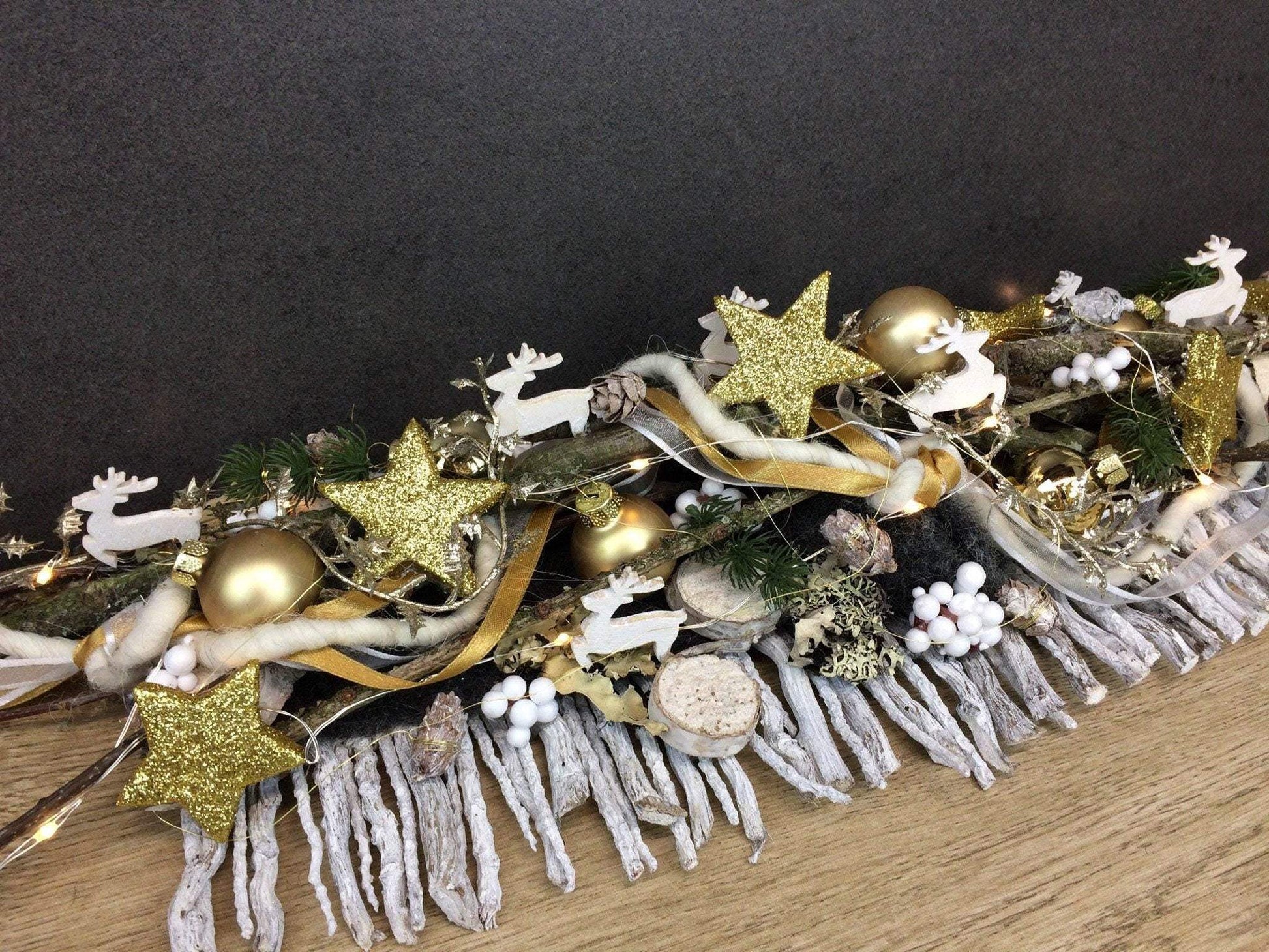 Tischdeko Tischgesteck Tischschmuck Gesteck 20er LED Lichterkette Wunschfarbe Advent Adventskranz Weihnachtlich Hirsch Band Kugeln – handgemacht aus Seiden- und Kunstblumen, langlebig & pflegeleicht von SarahsFlowerStudio